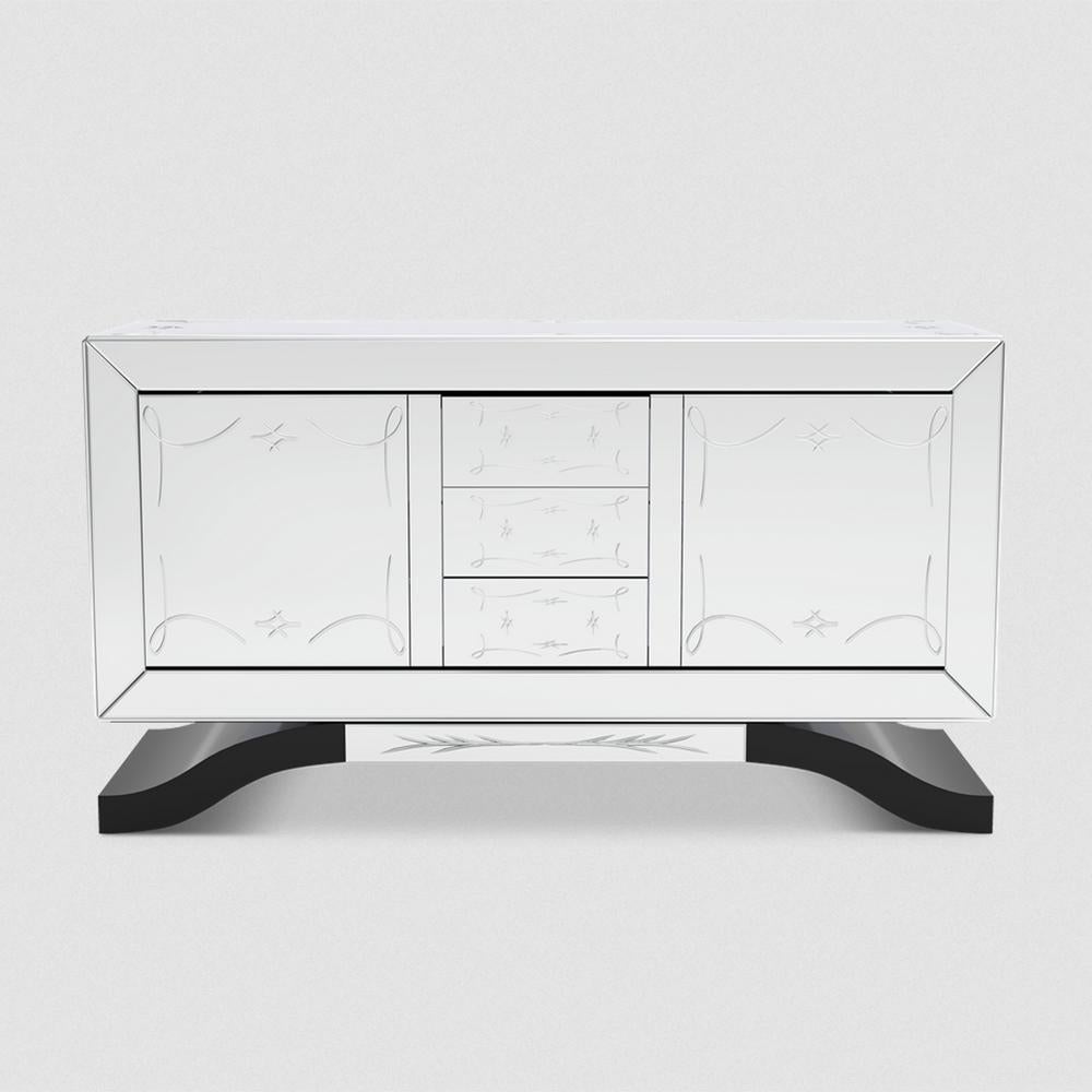 Credenza in vetro trasparente con struttura in legno
ricoperto di vetro a specchio intagliato a mano, con 2
Ante a ribalta e 3 cassetti con scorrimento facilitato 
sistema. Un pezzo eccezionale.