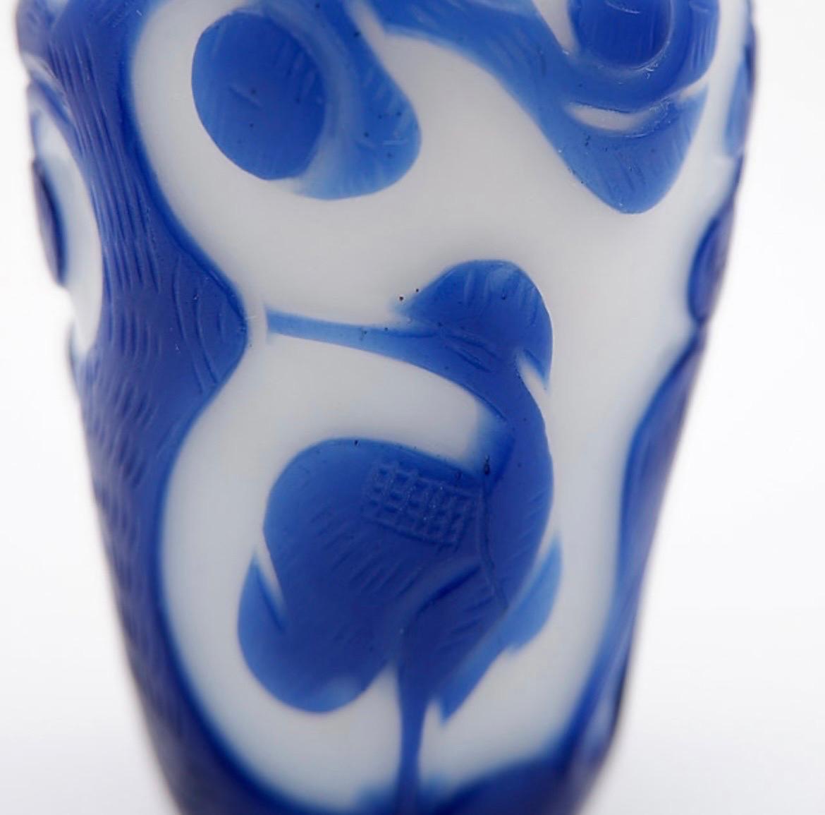 Tabacchiera in vetro trasparente con sovrapposizione blu, Cina, XIX secolo In condizioni buone in vendita a Linkebeek, BE