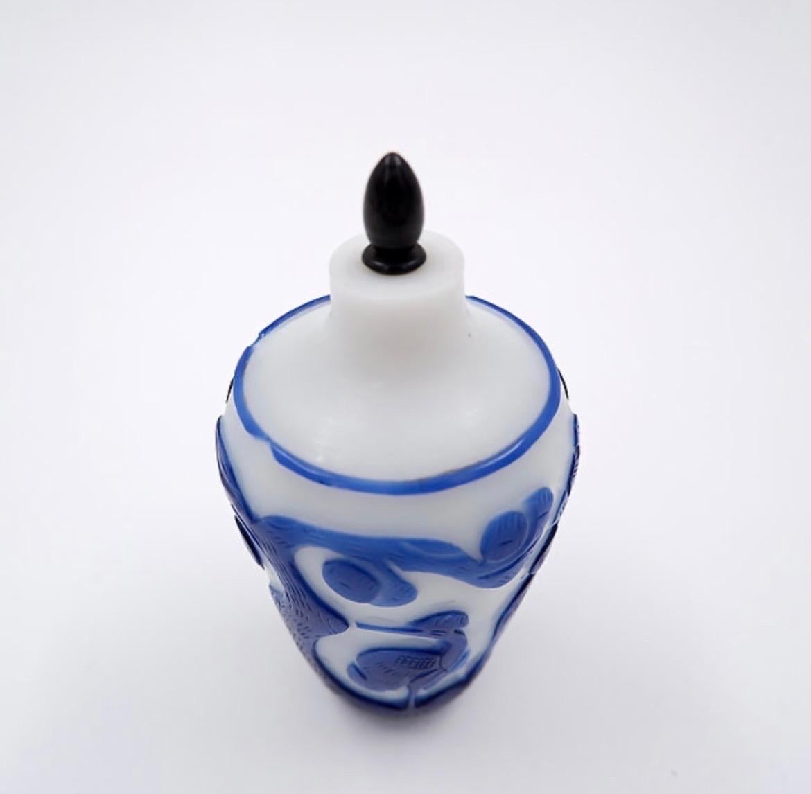 Vetro artistico Tabacchiera in vetro trasparente con sovrapposizione blu, Cina, XIX secolo in vendita
