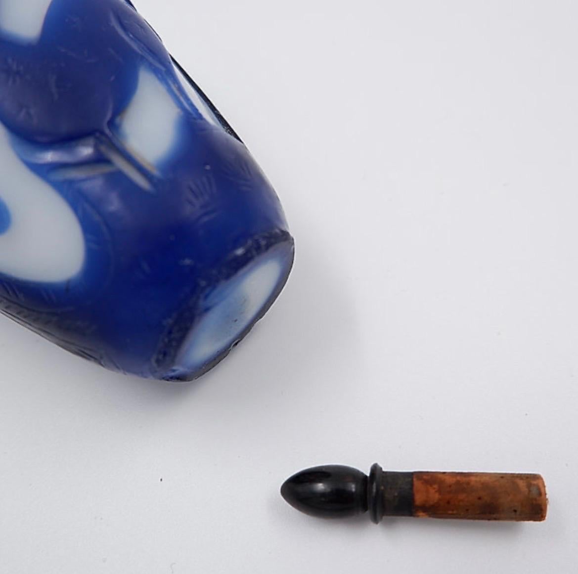 Tabacchiera in vetro trasparente con sovrapposizione blu, Cina, XIX secolo in vendita 2