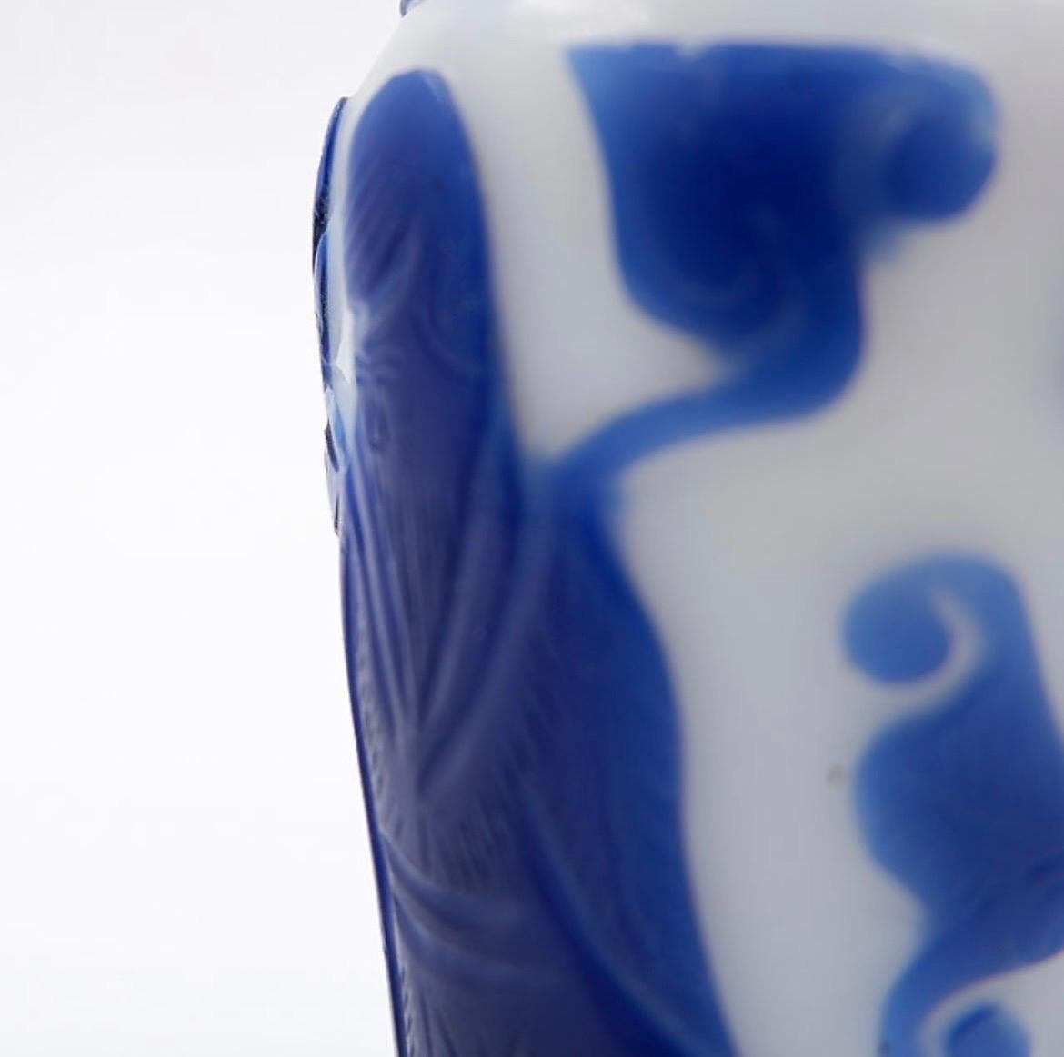 Tabacchiera in vetro trasparente con sovrapposizione blu, Cina, XIX secolo in vendita 3