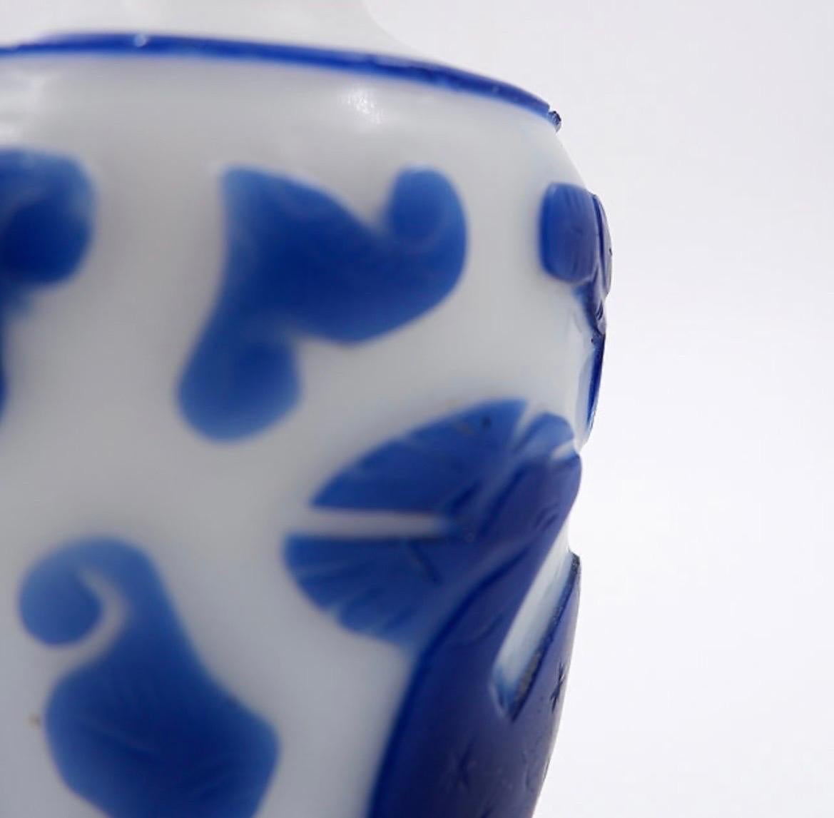 Tabacchiera in vetro trasparente con sovrapposizione blu, Cina, XIX secolo in vendita 5