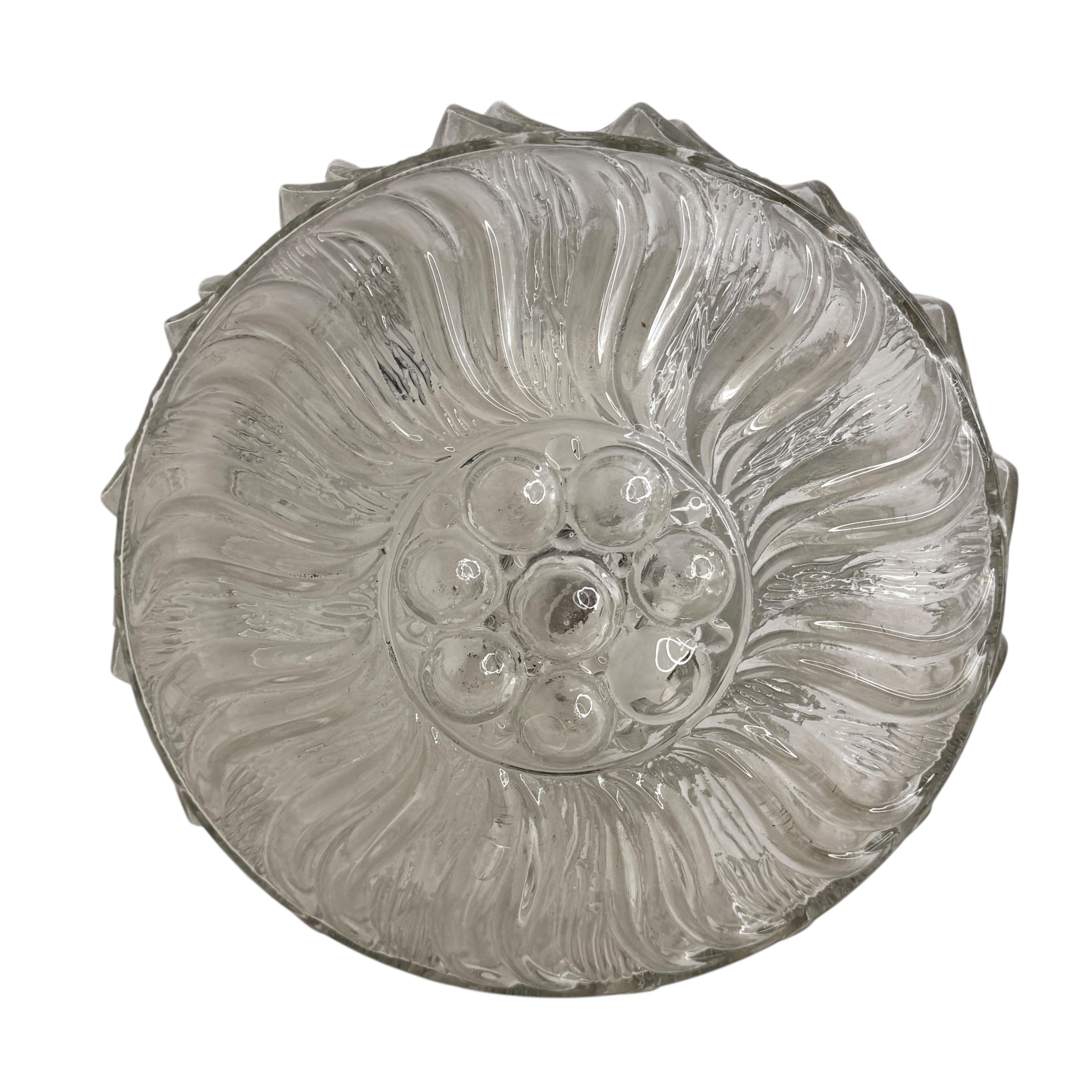 Zierliches Sonnenblumenmuster für die Unterputzmontage. Wunderschöne Unterputzleuchte aus strukturiertem Glas mit Metallhalterung. Die Leuchte benötigt eine europäische E27 Edison oder Medium Glühbirne bis zu 60 Watt. Gefunden bei einem