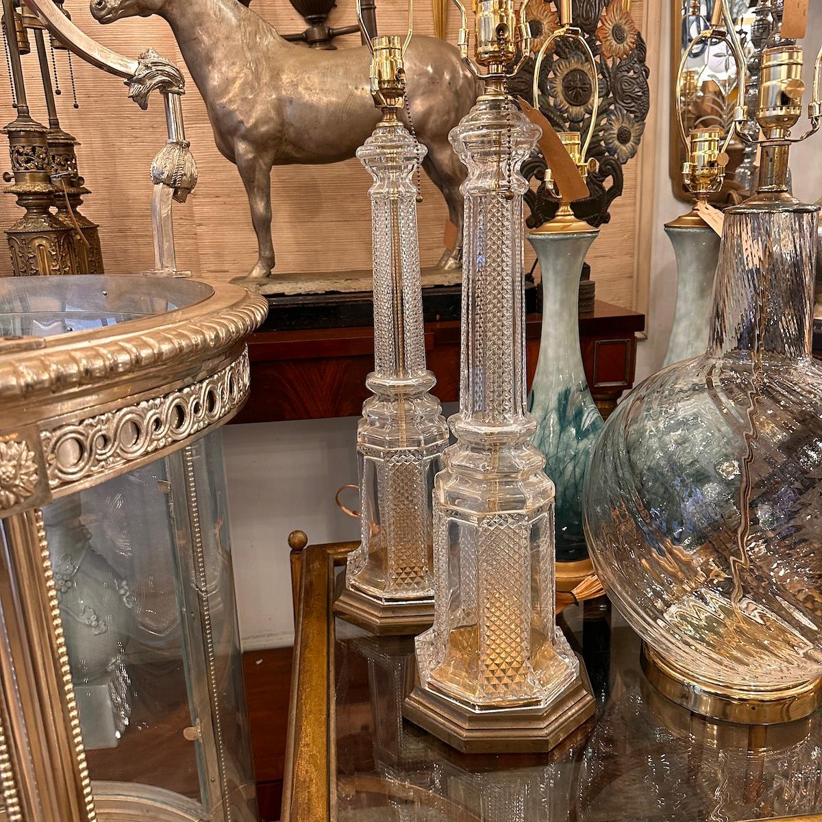 Ein Paar französischer Lampen aus geformtem Glas aus den 1940er Jahren mit Sockeln aus vergoldeter Bronze.

Abmessungen:
Höhe des Körpers: 23.25