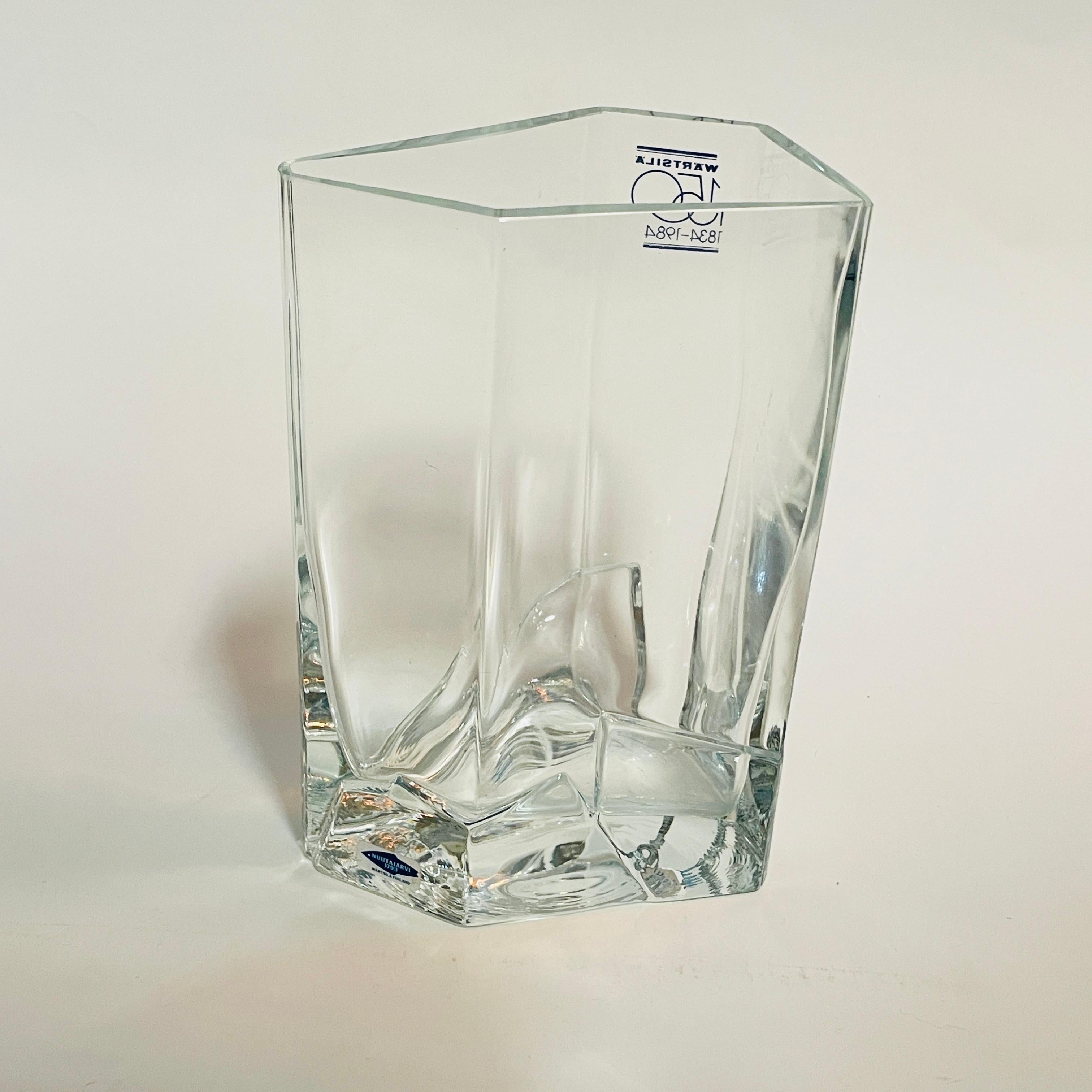 Vase aus Klarglas, hergestellt 1984 von der Glashütte Nuutajärvi in Finnland. im Angebot 2