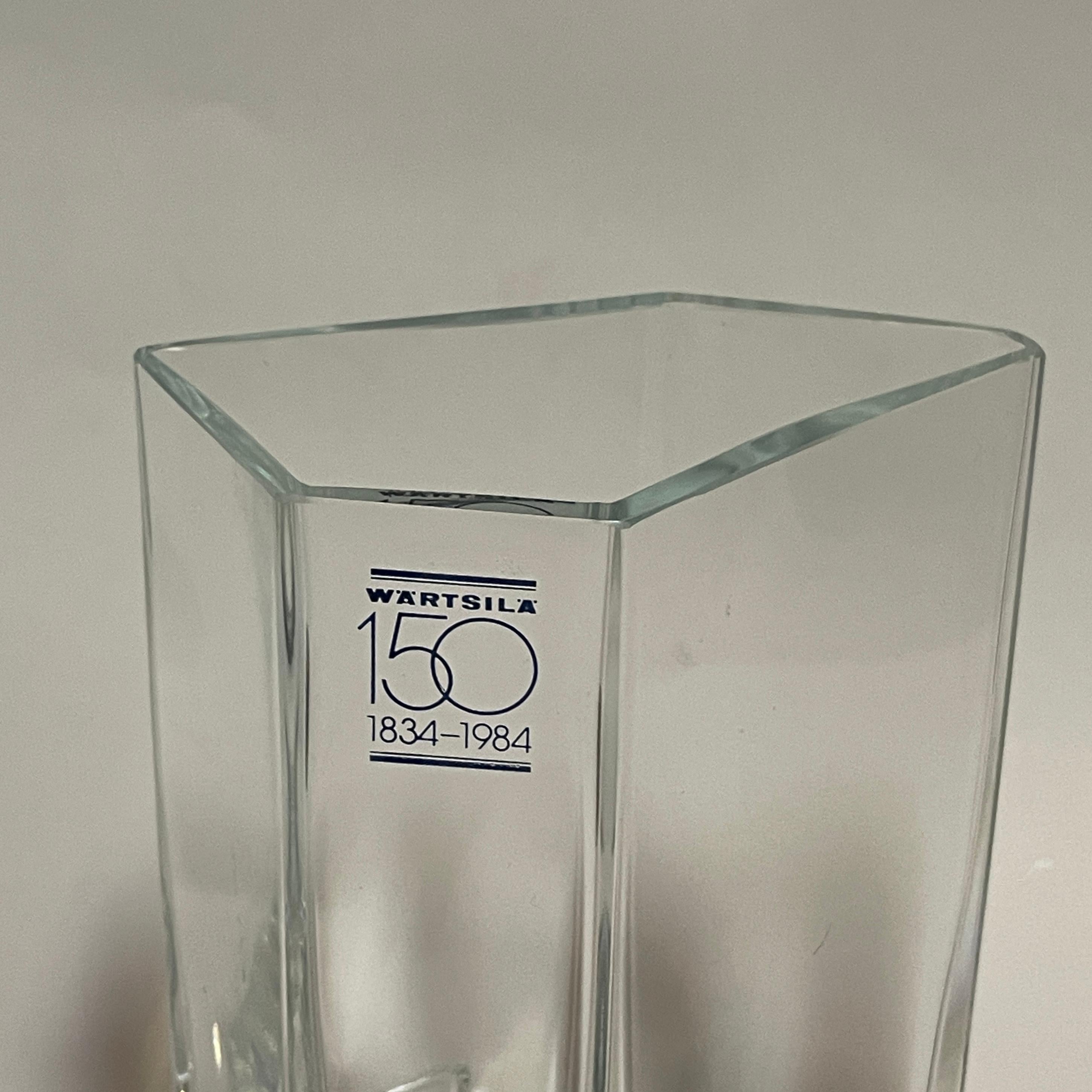 Vase aus Klarglas, hergestellt 1984 von der Glashütte Nuutajärvi in Finnland. im Angebot 3