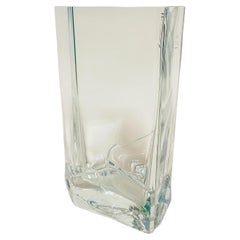 Vase en verre transparent fabriqué par la verrerie Nuutajärvi en Finlande en 1984.