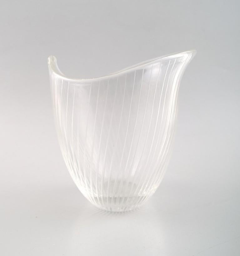 Tapio Wirkkala for Iittala, Finland, circa 1960.
Clear glass vase with engraved decoration in the form of stripes.
Signed Tapio Wirkkala, Iittala.
Dimensions: 13 x 11 cm.
In perfect condition.
