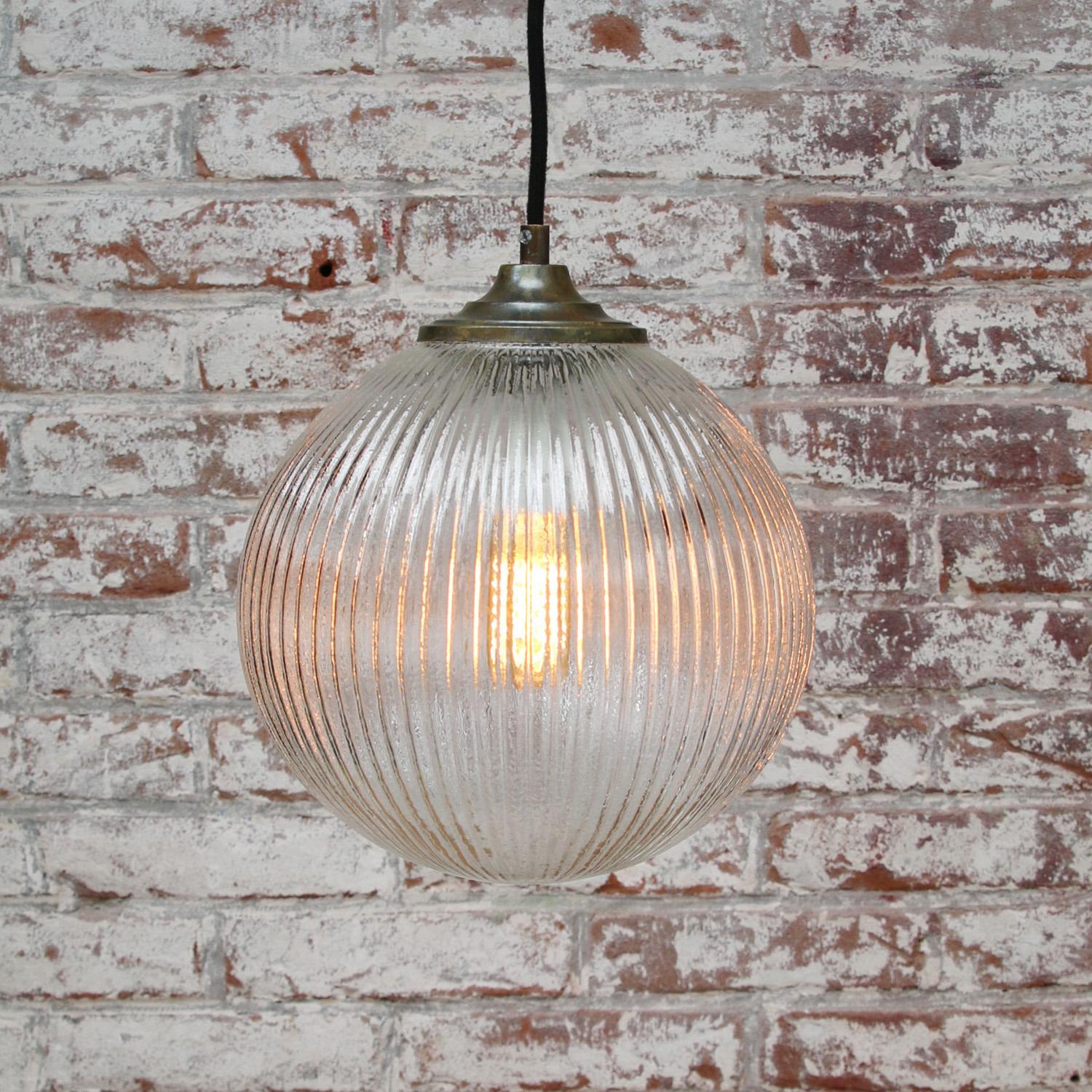 Clear Glass Vintage European Brass Top Pendant Lights In Good Condition For Sale In Amsterdam, NL