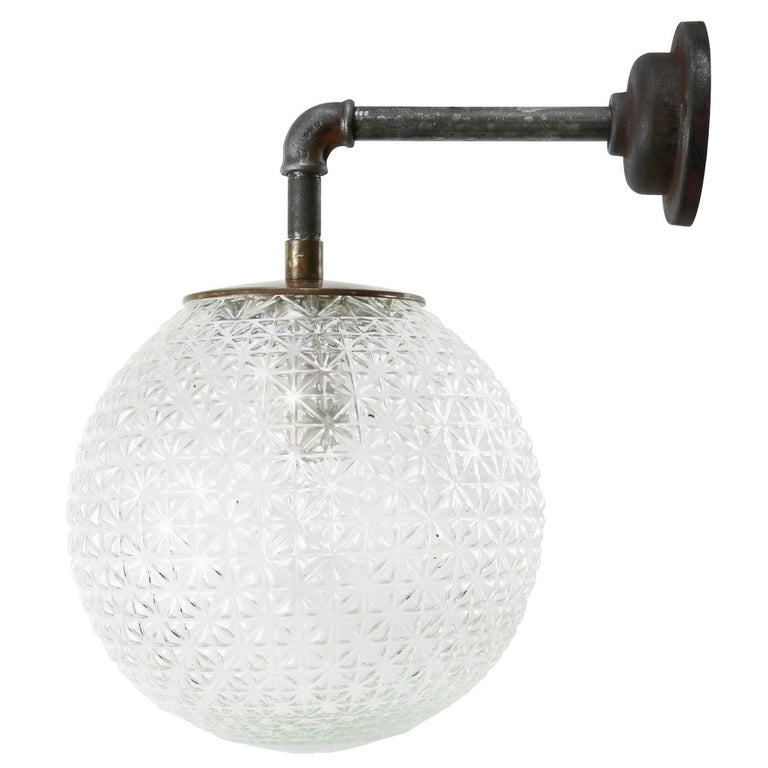 Brass and cast iron industrial wall light
Clear texture glass globe

Diameter cast iron wall piece: 10 cm. 2 holes to secure.

Weight: 4.80 kg / 10.6 lb

All lamps have been made suitable by international standards for incandescent light