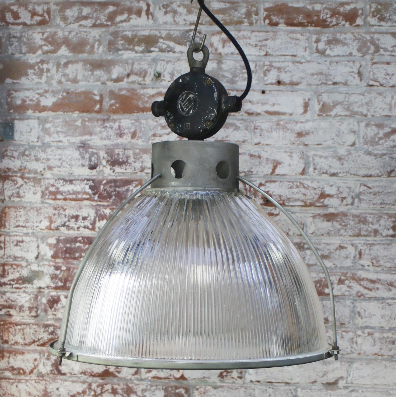 20ième siècle Lampe à suspension industrielle vintage en verre transparent par Holophane