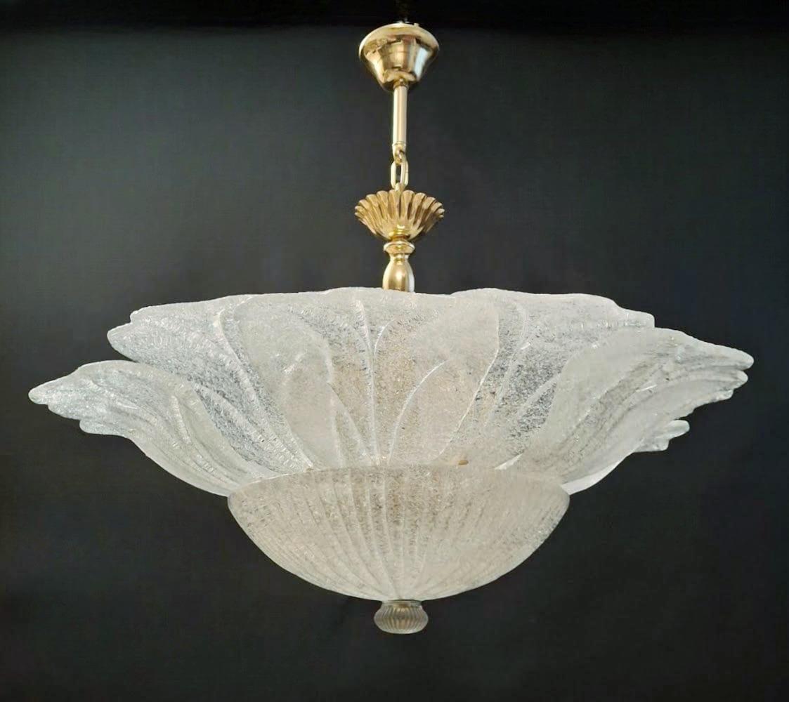 Lustre vintage italien en verre de Murano avec des feuilles en verre graniglia clair sur une monture en métal doré / Fabriqué en Italie dans le style de Barovier&Toso, vers les années 1960.
Mesures : Diamètre 29,5 pouces, hauteur 29,5 pouces
8