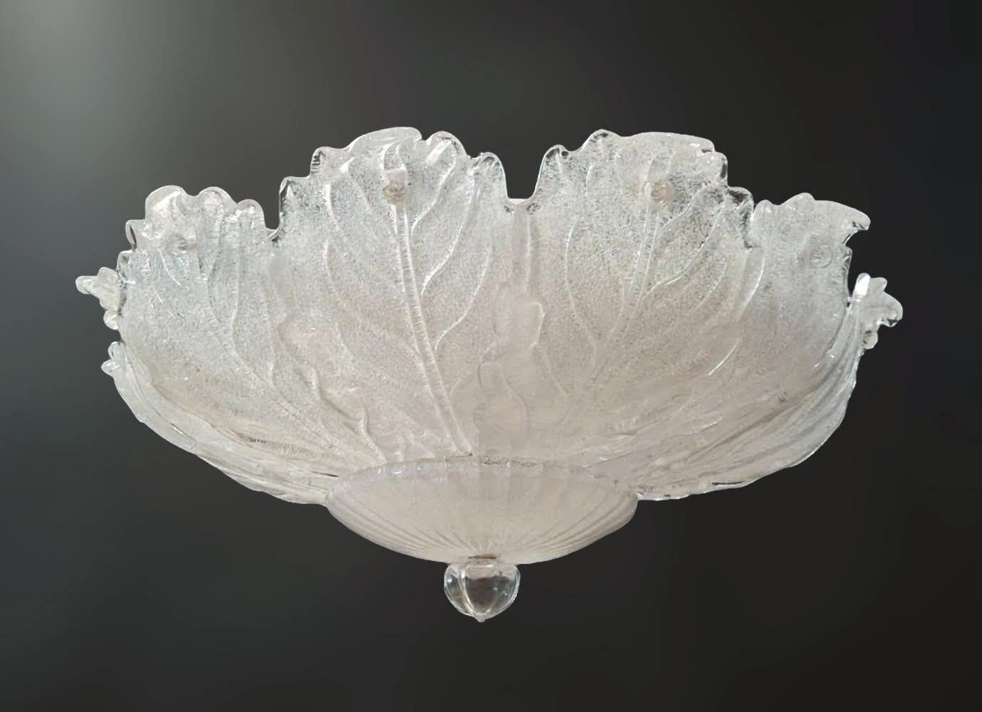 Empotrable vintage italiano de cristal de Murano con hojas de cristal graniglia transparente sobre marco de metal blanco / Fabricado en Italia al estilo de Barovier e Toso, hacia la década de 1960
Medidas: Diámetro 29,5 pulgadas, altura 12