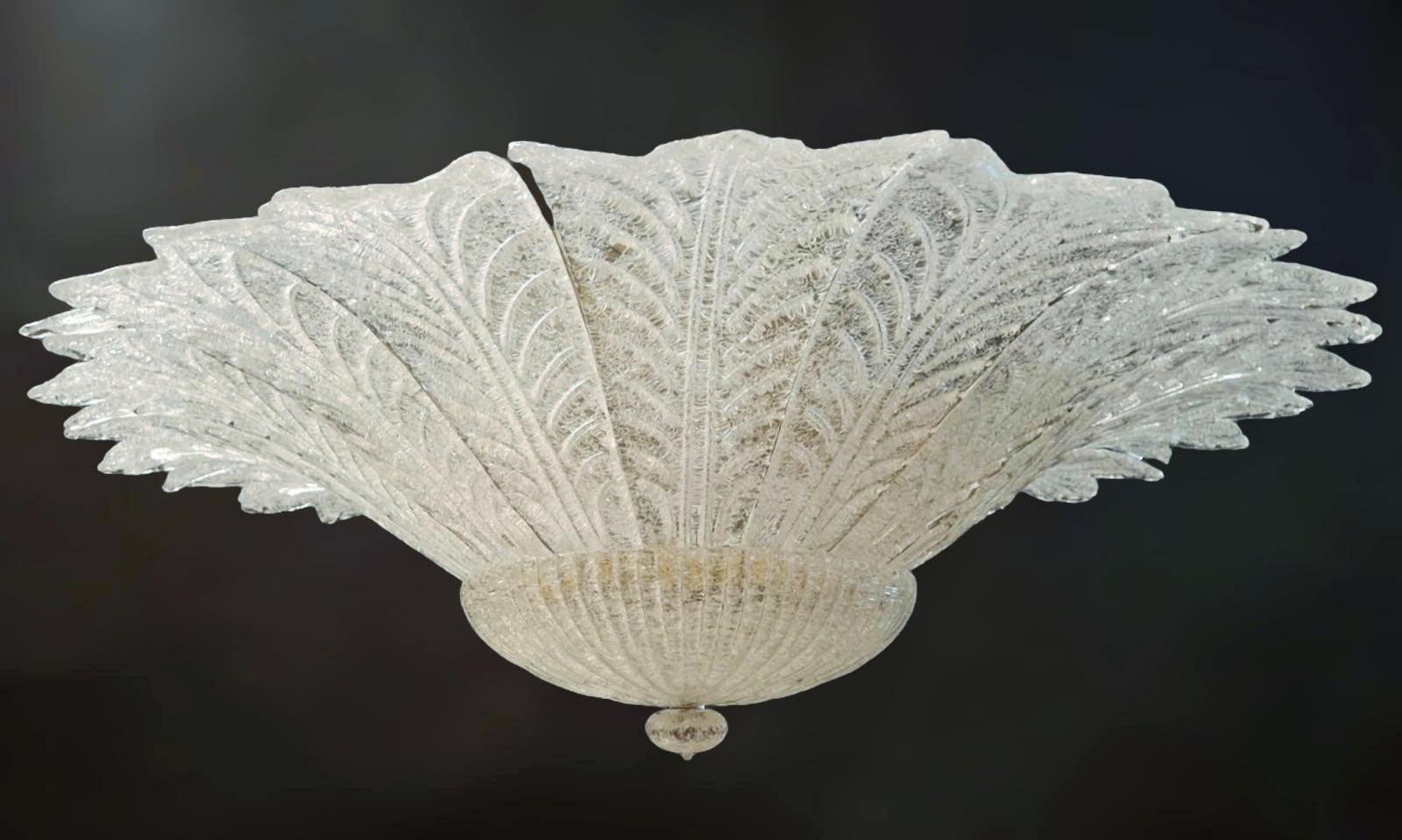 Montatura da incasso in vetro di Murano d'epoca con foglie in vetro graniglia trasparente montate su una cornice in metallo dorato / Made in Italy nello stile di Barovier&Toso, circa anni '60
Misure: Diametro 39,5 pollici, altezza 14 pollici
18 luci