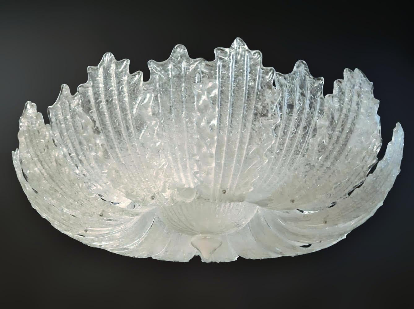 Montatura da incasso in vetro di Murano d'epoca con foglie in vetro graniglia chiaro montate su una struttura in metallo bianco / Realizzato in Italia nello stile di Barovier e Toso, circa 1960
Misure: Diametro 37,5 pollici, altezza 16 pollici
15