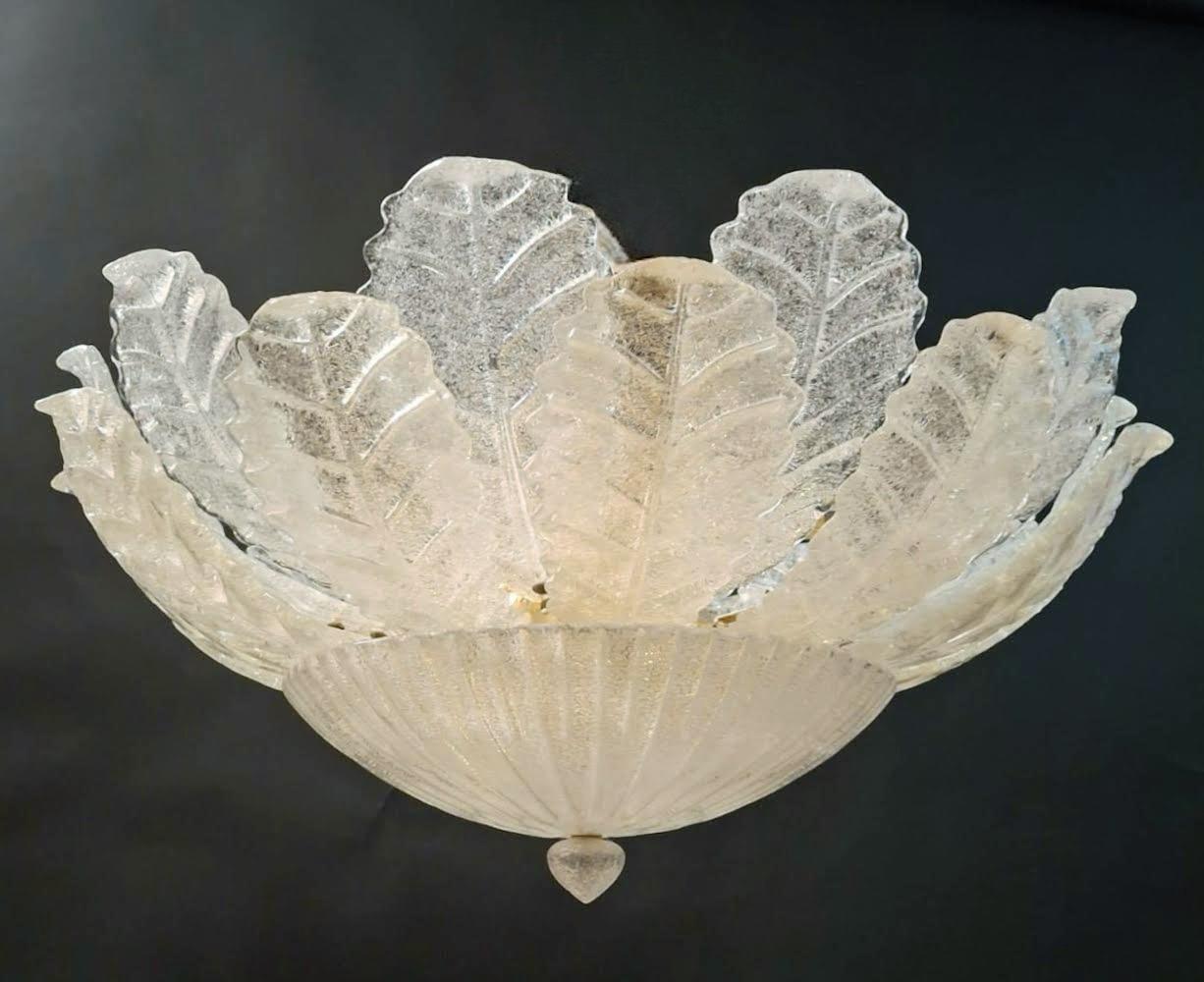 Encastré vintage en verre de Murano italien avec des feuilles en verre graniglia clair / Fabriqué en Italie dans le style de Barovier&Toso, vers les années 1960.
Mesures : Diamètre 31,5 pouces, hauteur 14,5 pouces
9 lampes / type E26 ou E27 / max