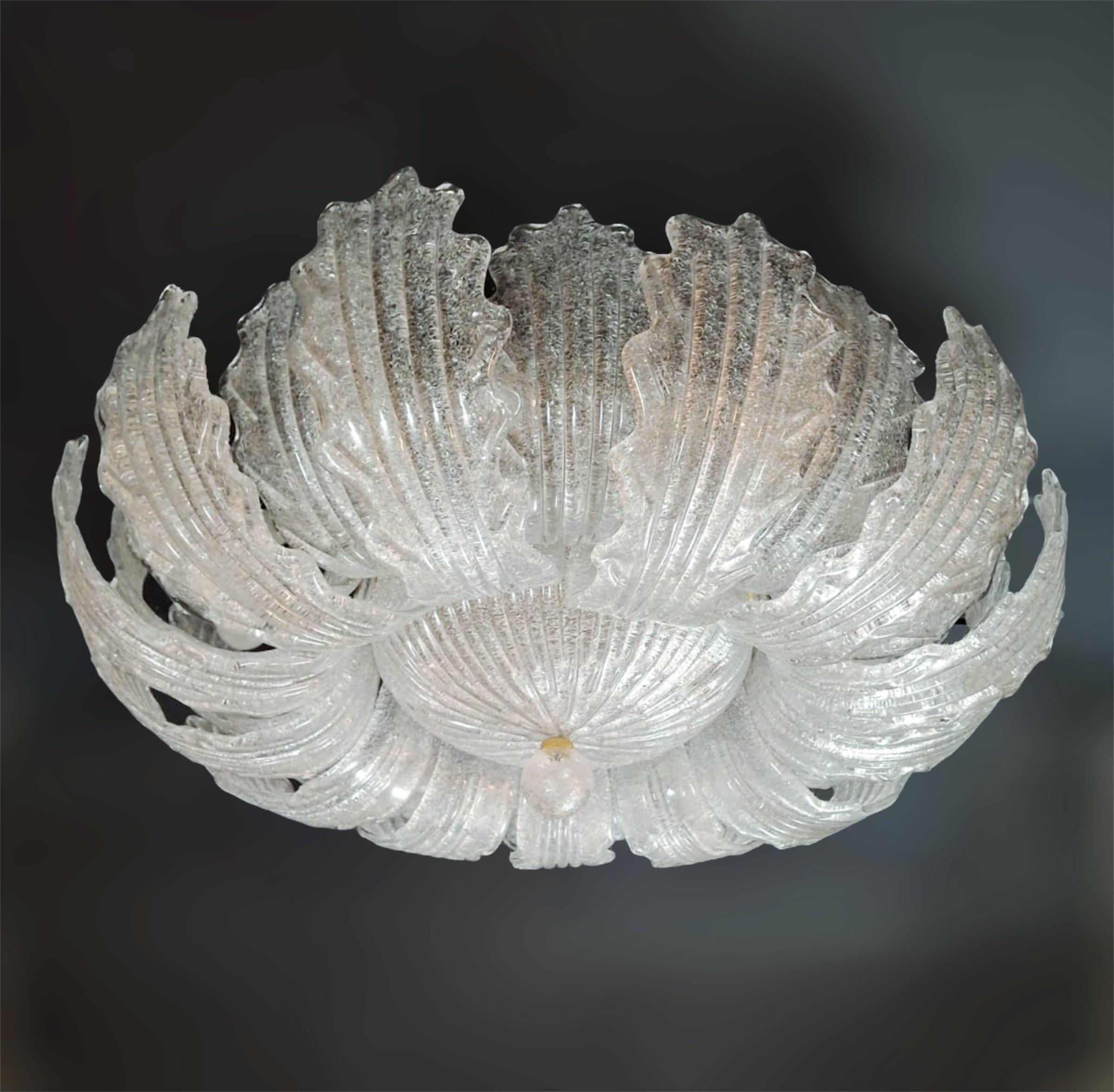 Montatura da incasso in vetro di Murano d'epoca con foglie in vetro graniglia trasparente montate su una struttura in metallo dorato / Realizzato in Italia nello stile di Barovier&Toso, circa 1960
Misure: Diametro 31,5 pollici, altezza 12