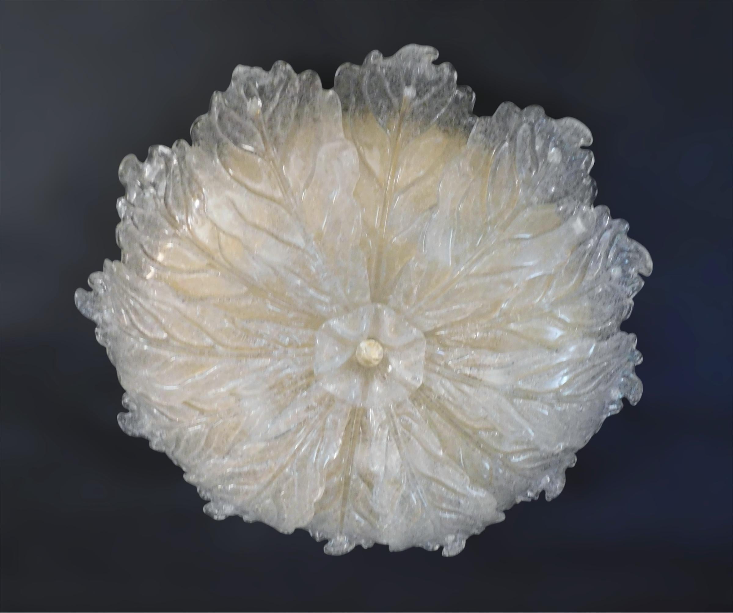 Encastré vintage en verre de Murano italien avec des feuilles en verre graniglia clair / Fabriqué en Italie dans le style de Barovier&Toso, vers les années 1960.
Mesures : Diamètre 29,5 pouces, hauteur 4 pouces
5 lampes / type E26 ou E27 / max 60W