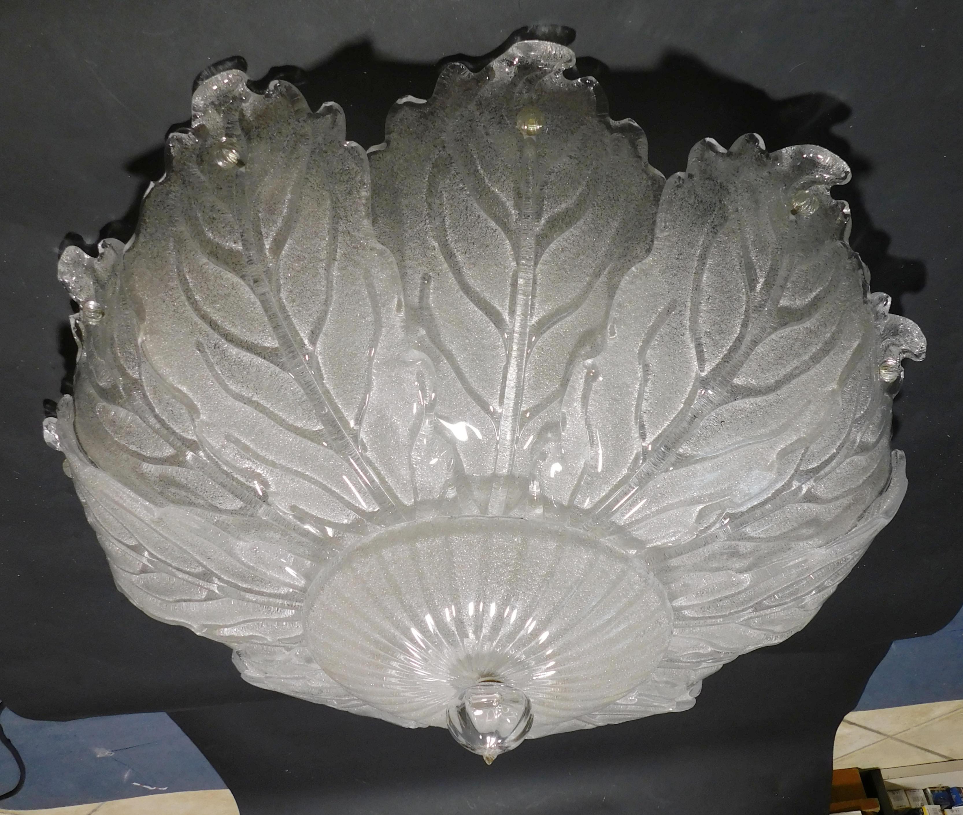 Vintage Italian Murano glass flush mount with clear graniglia glass leaves / Made in Italy in the style of Barovier e Toso, circa 1960s
Measures: Diameter 27.5 inches, height 4 inches
5 lights / E26 or E27 type / max 60W each
1 available in stock in