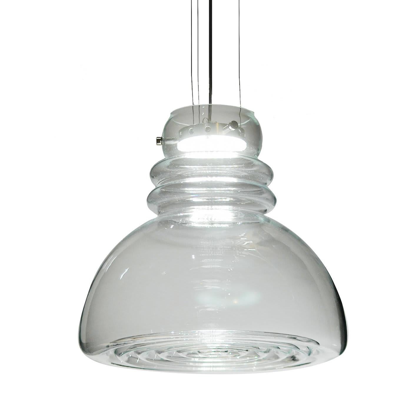 This light hangs suspended from the ceiling using three adjustable cables. It is perfect for illuminating spaces beneath it, diffusing its light through the Frensnel lens like bottom focusing it towards the center. The pure clear class adds an