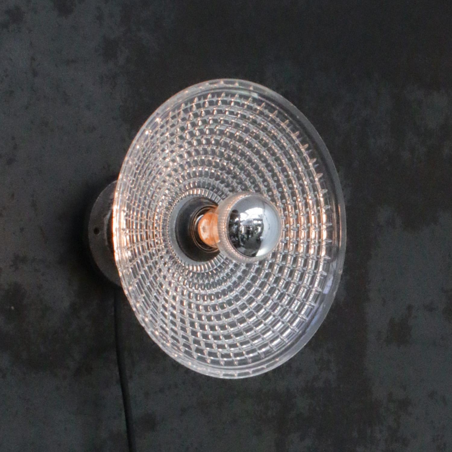 Lampada da parete in vetro olofane
portalampada in metallo con paralume in vetro trasparente a righe

montaggio a parete in ghisa diametro 10,5 cm / 4