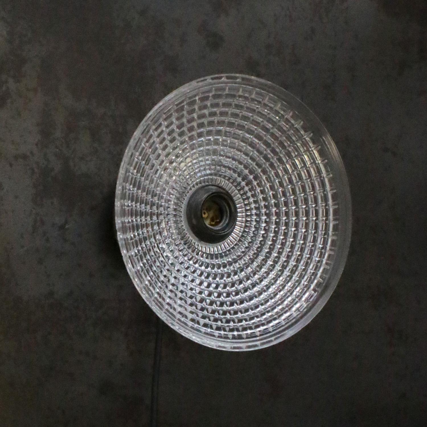 Lampade da parete in ottone in ghisa e vetro Holophane trasparente In condizioni buone in vendita a Amsterdam, NL