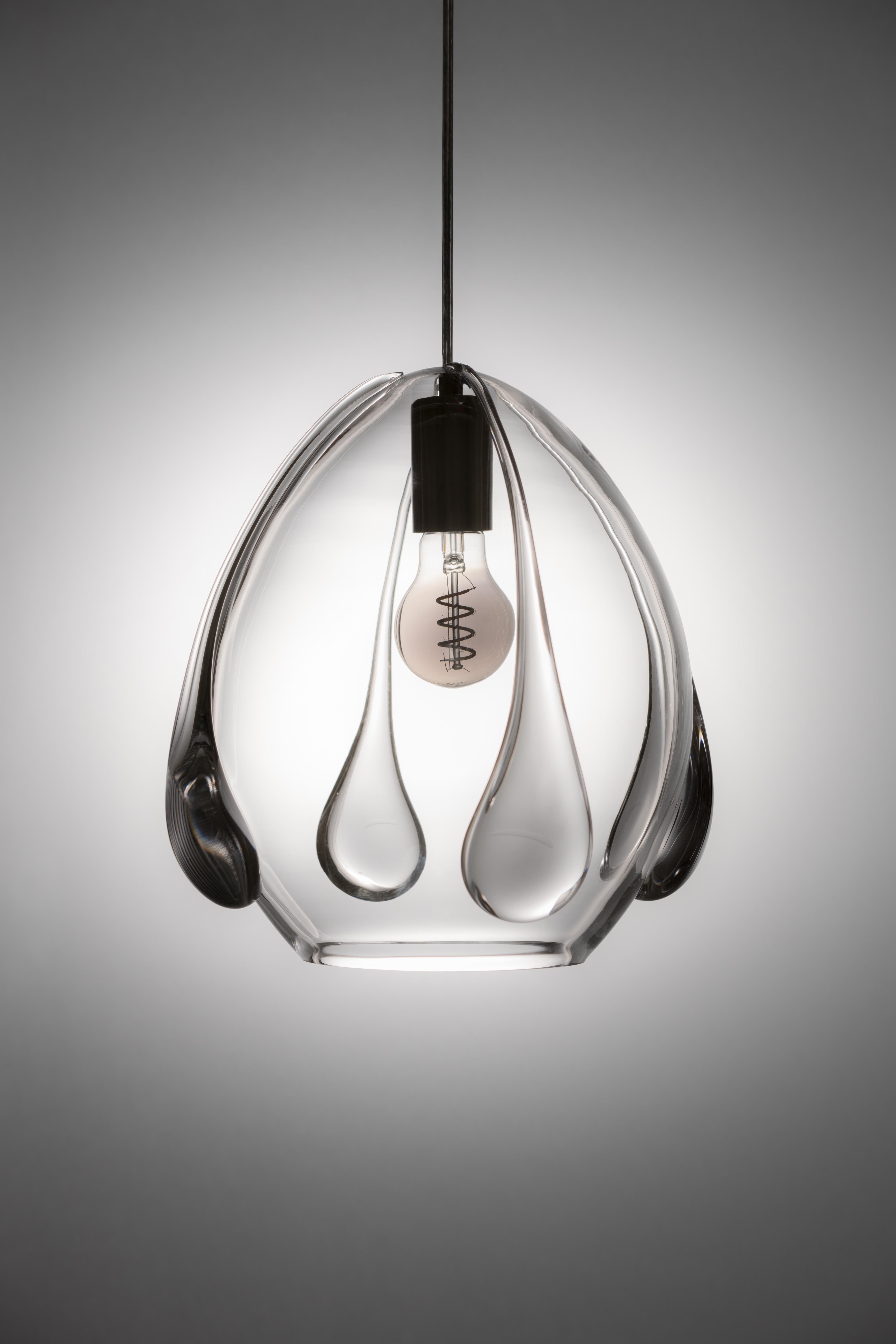 Lampada a sospensione Clear L di Georgiev Zabeta
Dimensioni: D 30 x L 32 x H 26 cm.
Materiali: Vetro soffiato.

Tutte le nostre lampade possono essere cablate a seconda del Paese. Se viene venduto negli Stati Uniti, sarà cablato per gli Stati Uniti,