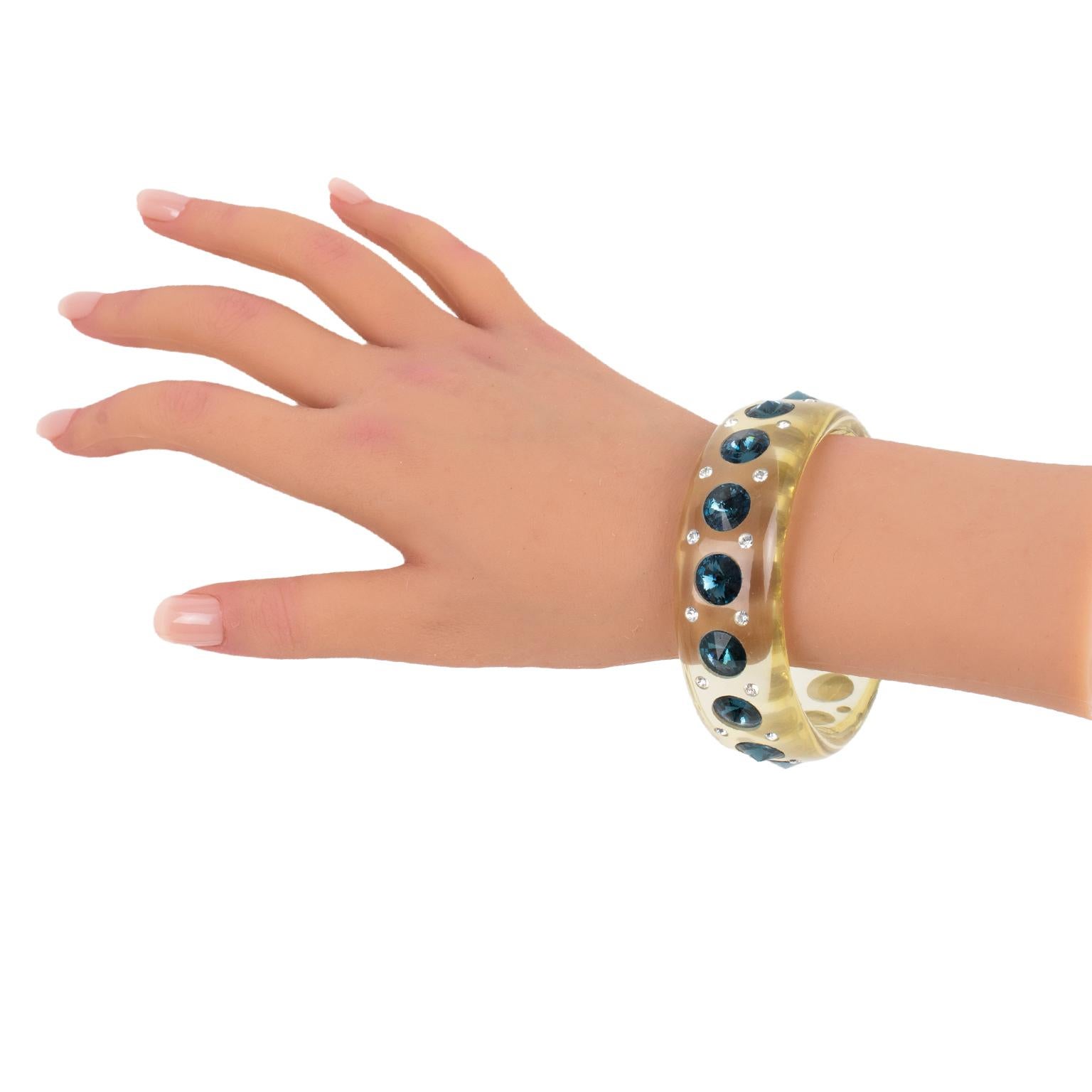 Bracelet jonc en lucite claire avec strass bleu Excellent état - En vente à Atlanta, GA