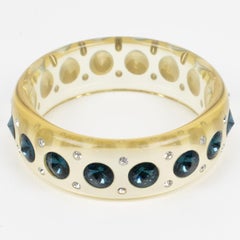 Klarer Lucite-Armreif mit Denim Blue Crystal Strasssteinen