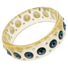 Klarer Lucite-Armreif mit Denim Blue Crystal Strasssteinen