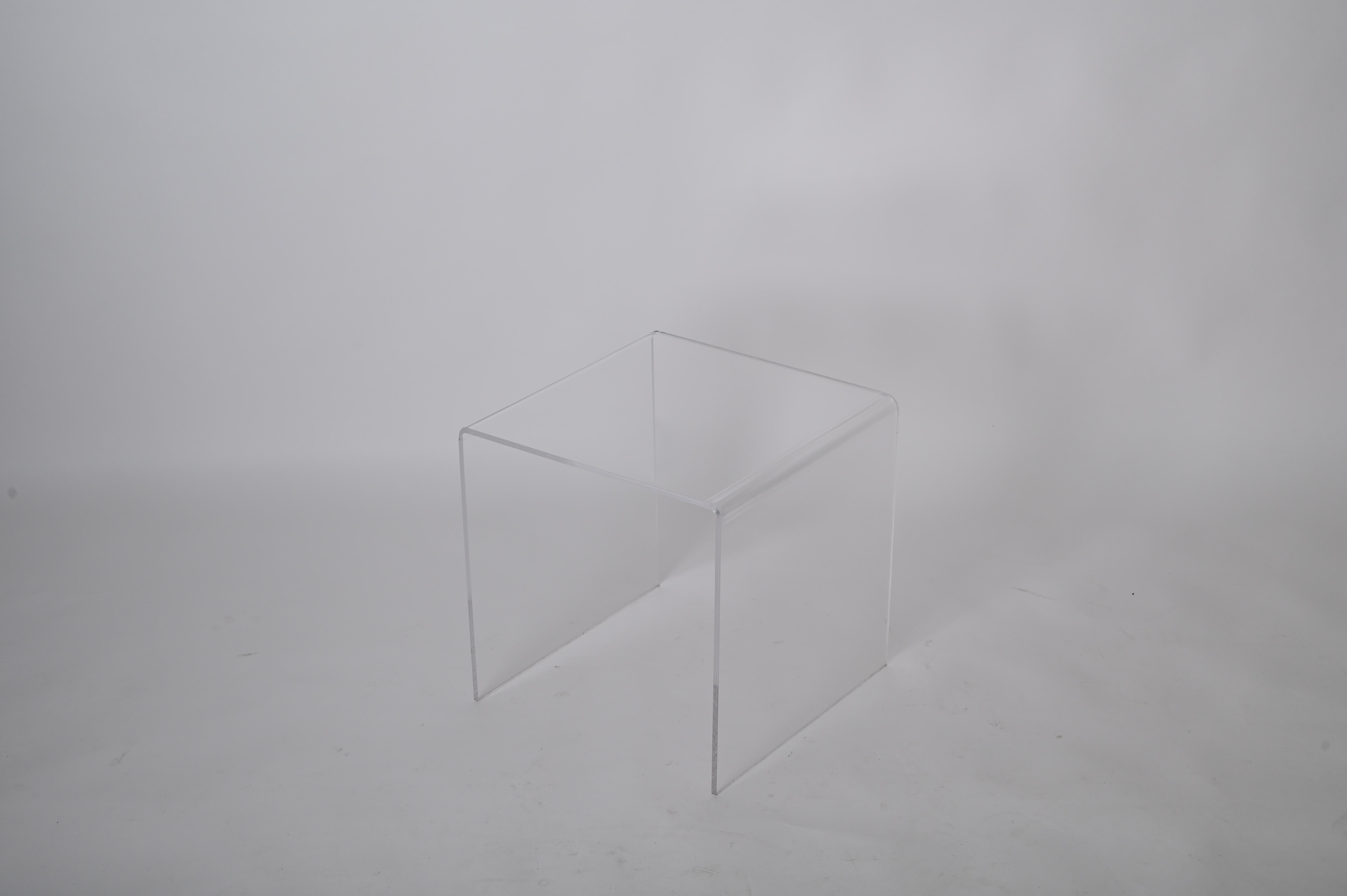 Clear Lucite Cube Side Coffee Table, Italy 1980s In Good Condition For Sale In Roma, IT