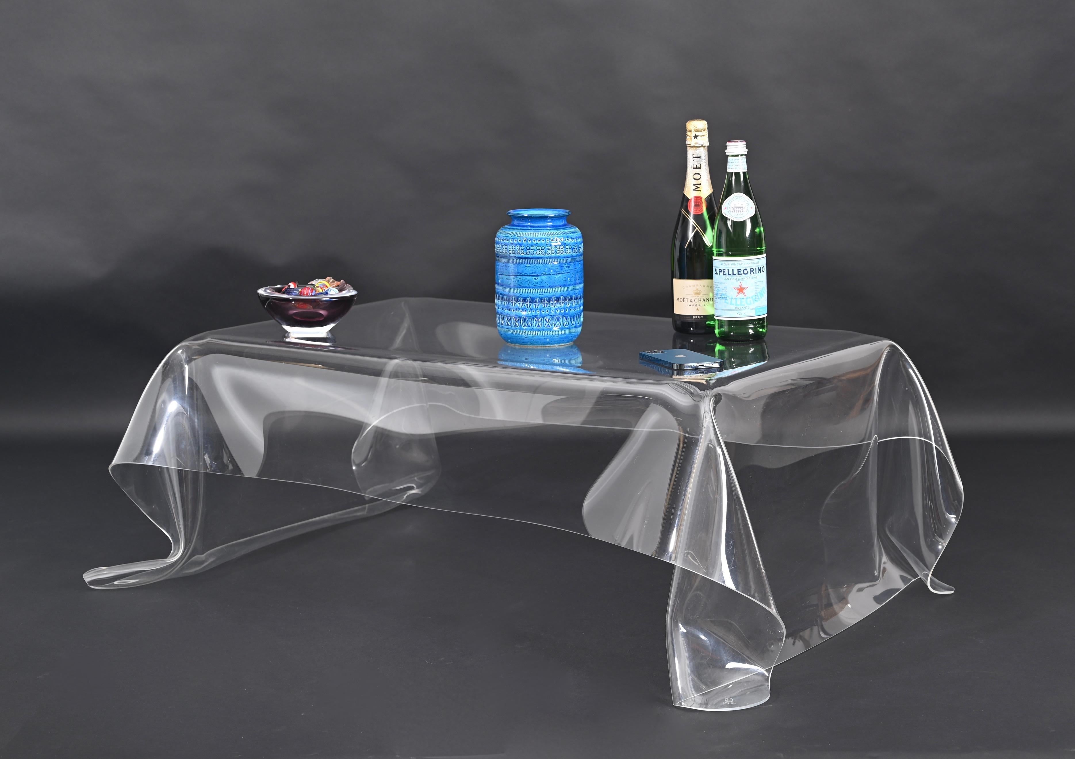 Wonderful mid-century coffee or cocktail table in clear lucite. This amazing table was produced in Italy during the 1980s.

The table is made of a single piece of lucite featuring a rectangular top and a gorgeous curved base. The quality and the