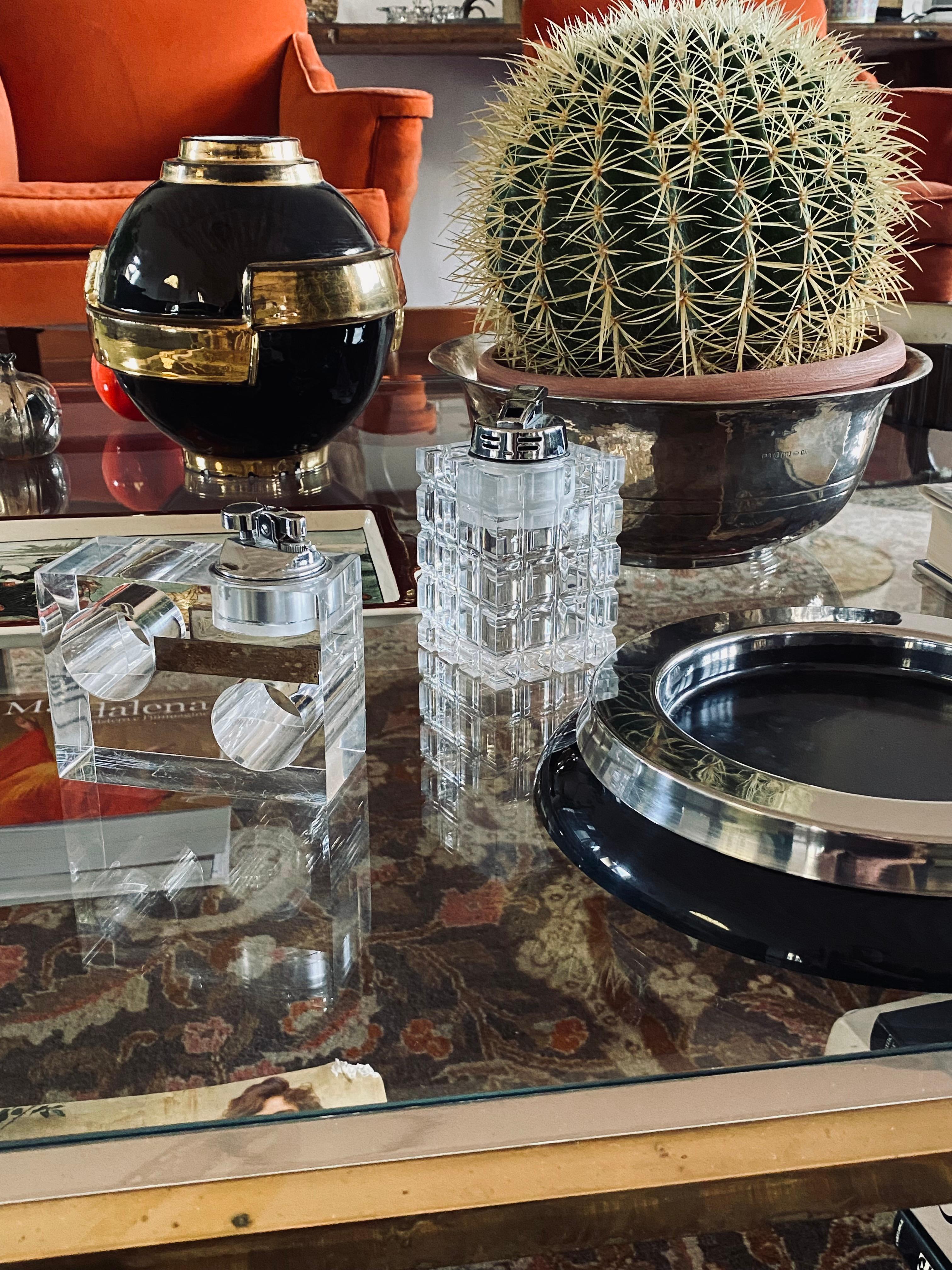 Tischfeuerzeug aus transparentem Lucite.

Italienische Herstellung 1970er Jahre.

Maße: H 13 x 7 x 7 cm

Condit: ausgezeichnet, entsprechend dem Alter und dem Gebrauch. Unter Arbeitsbedingungen.