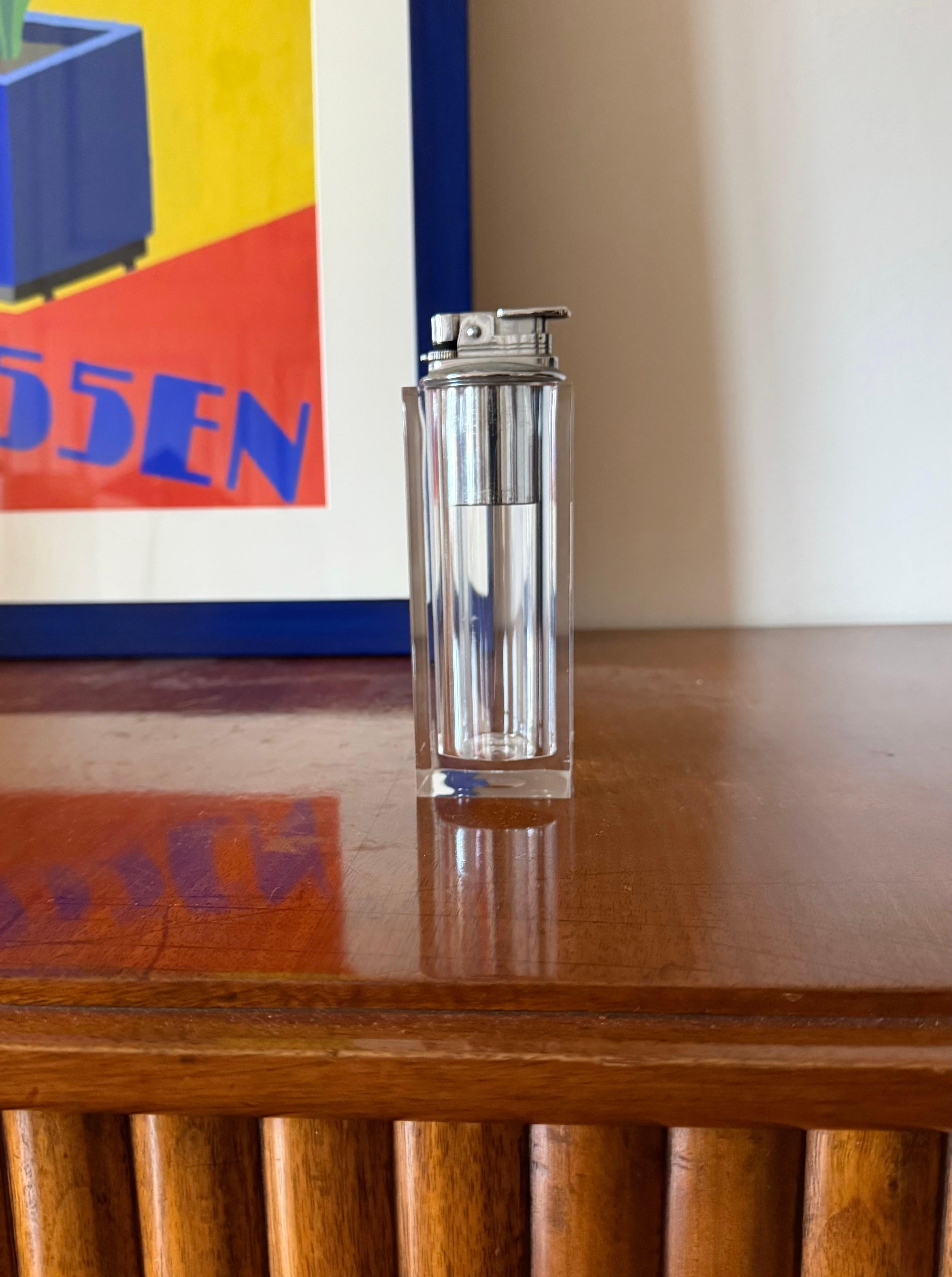 Tischfeuerzeug aus transparentem Lucite,

Italienische Herstellung 1970er Jahre

H 13 × 5 × 5 cm

Zustand: ausgezeichnet, entsprechend dem Alter und dem Gebrauch.