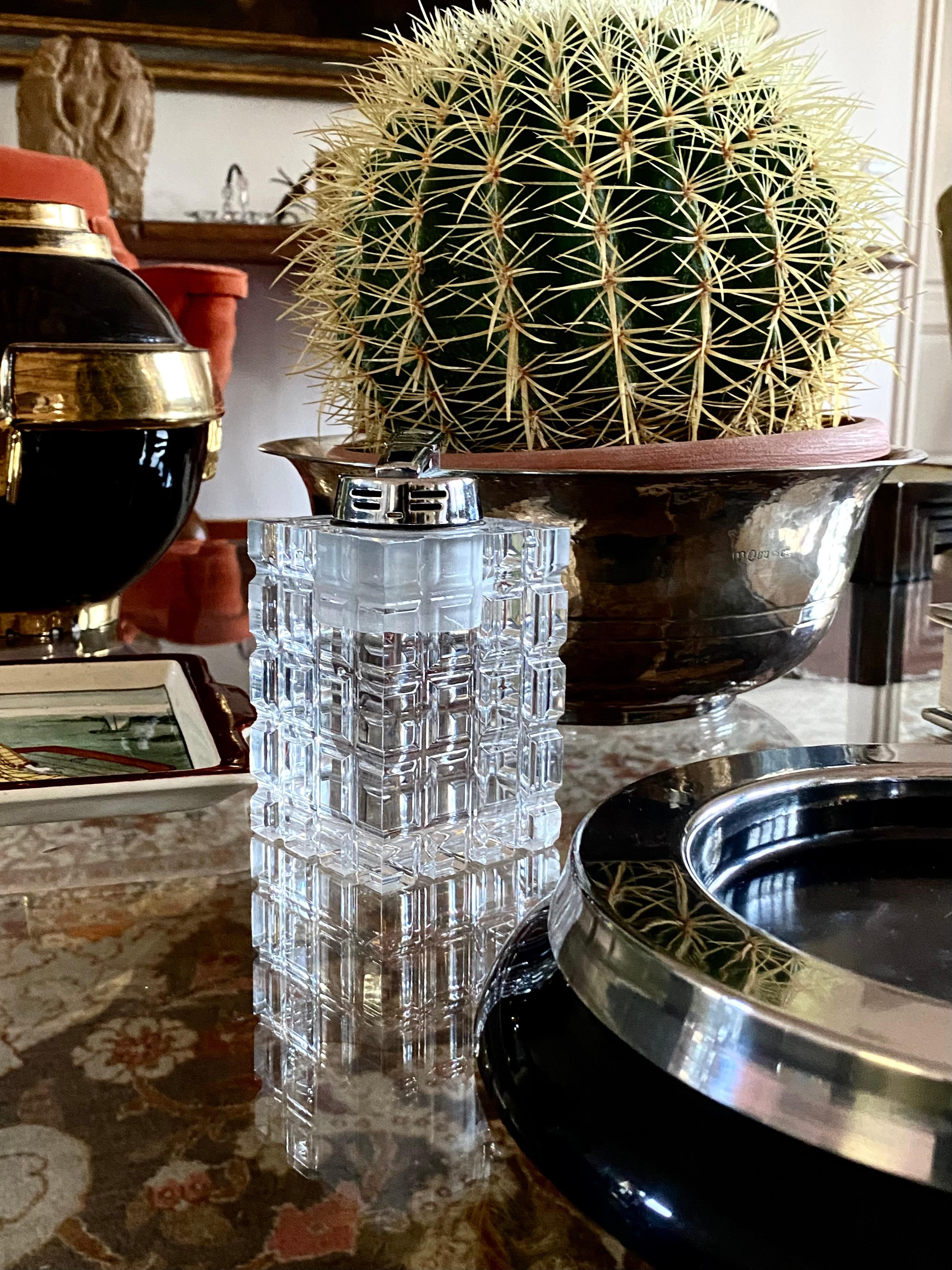 Italian Clear Lucite Table Lighter, Italy, 1970s For Sale