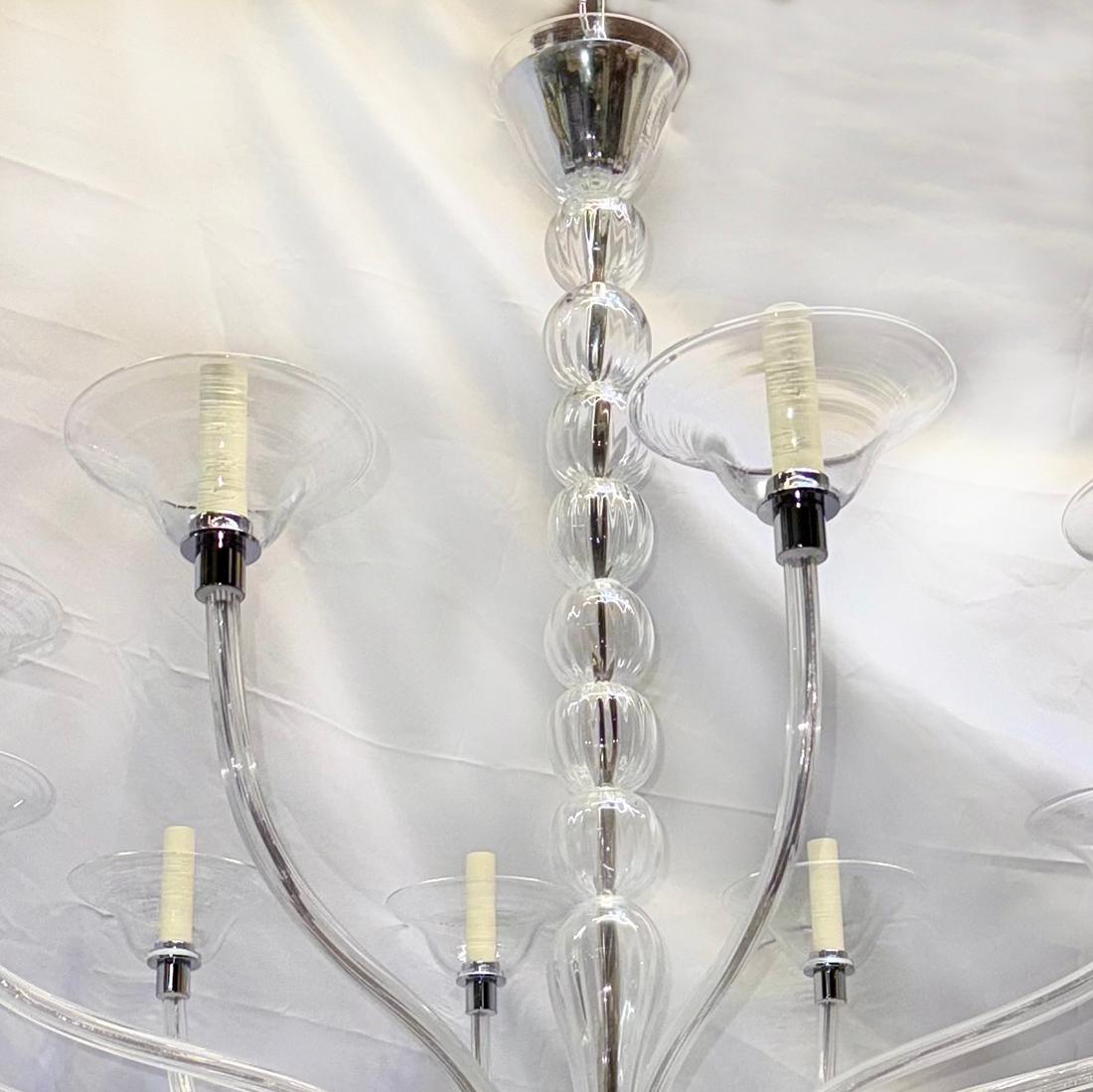 Un grande lampadario in vetro di Murano italiano degli anni '50 a 12 luci, con corpo di colore chiaro.

Misure:
Diametro: 42