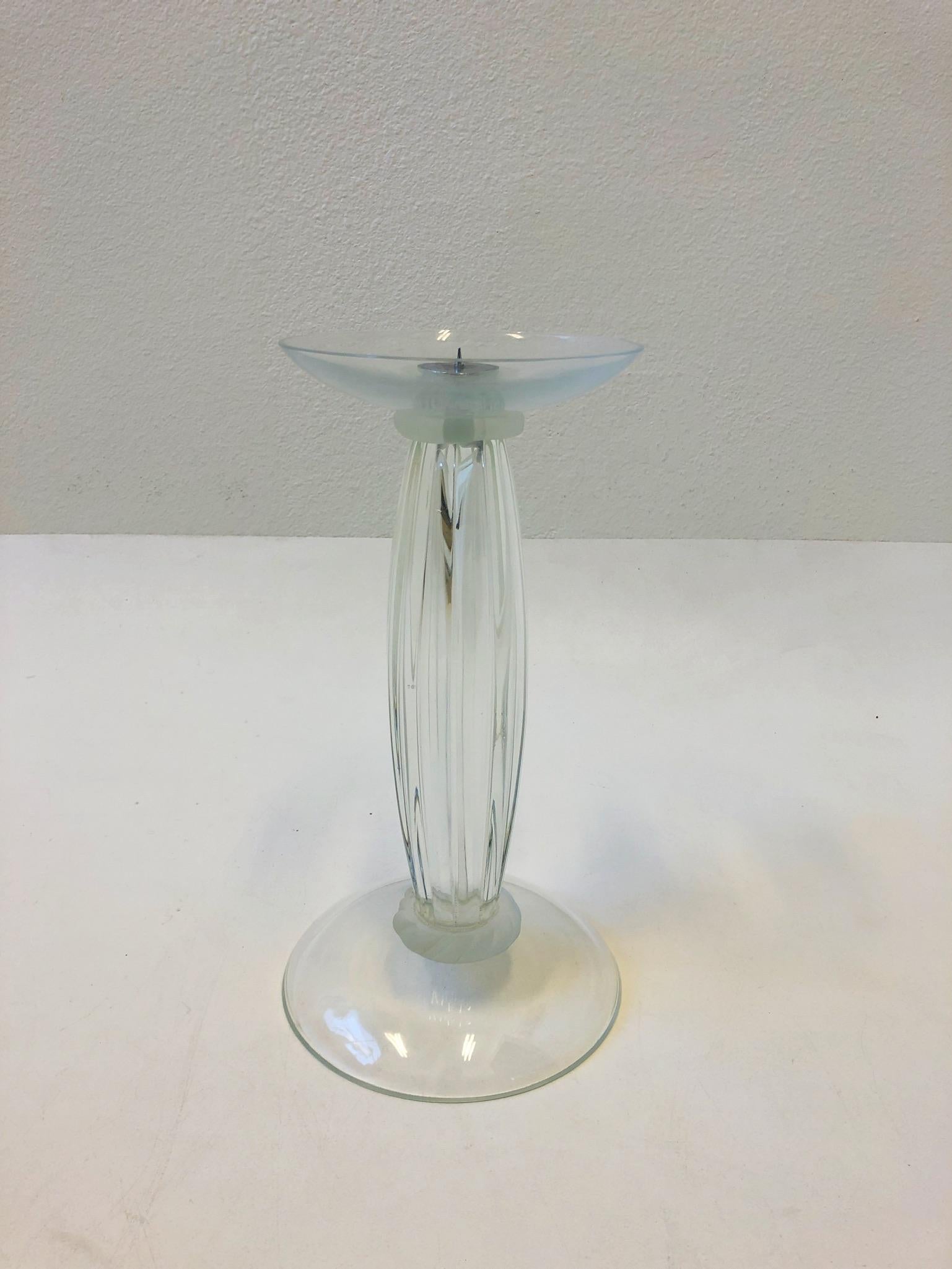 Glamouröser Kerzenhalter aus mundgeblasenem Muranoglas aus den 1980er Jahren, entworfen von Karl Springer. Handsigniert von Karl Springer (siehe Detailfotos).
Abmessungen: 14.25