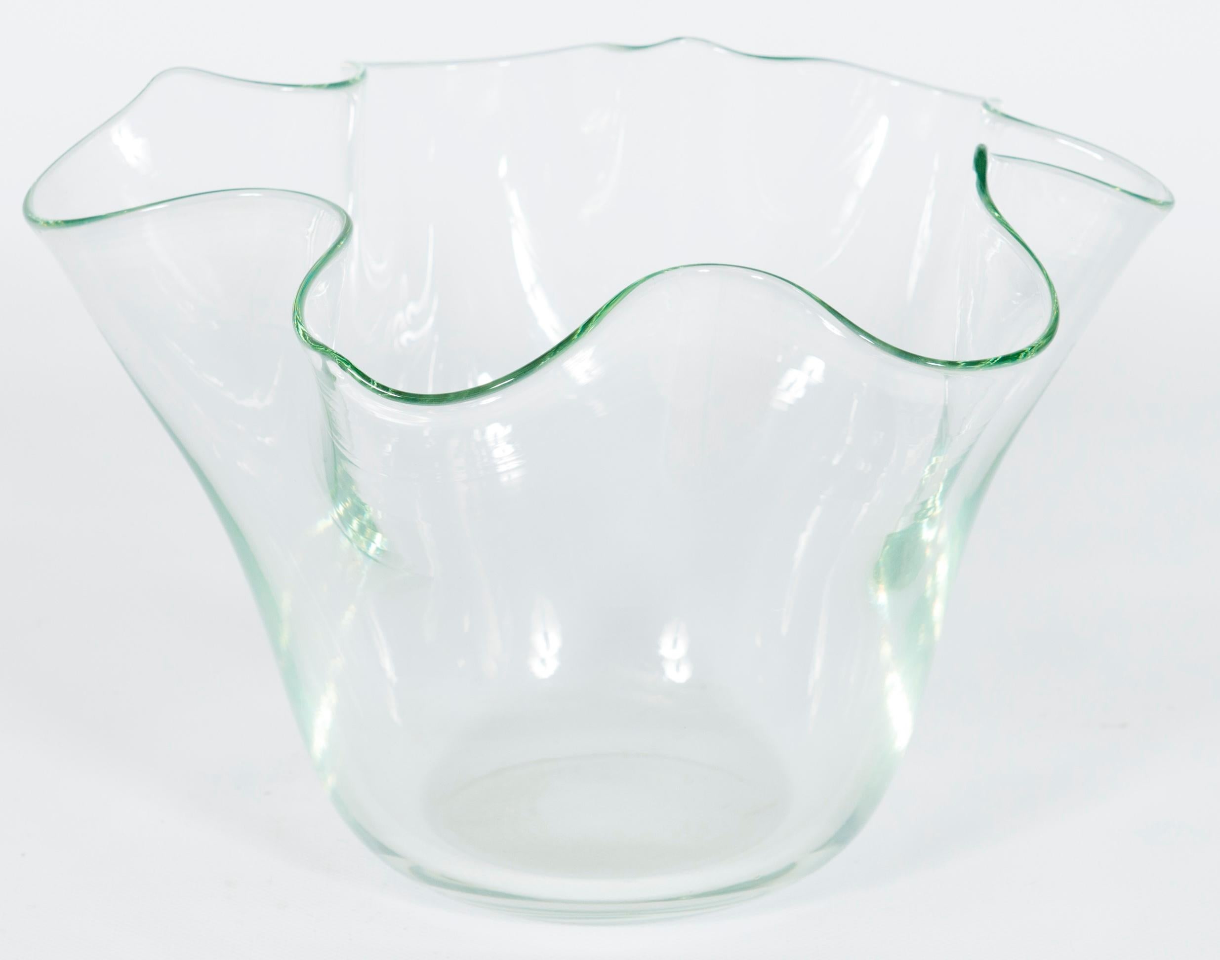 Cette pièce maîtresse exquise, créée dans les années 1990 par le célèbre artiste verrier de Murano Giovanni Dalla Fina, incarne les formes fluides et organiques caractéristiques de son travail. Fabriquée en verre transparent avec un délicat bord