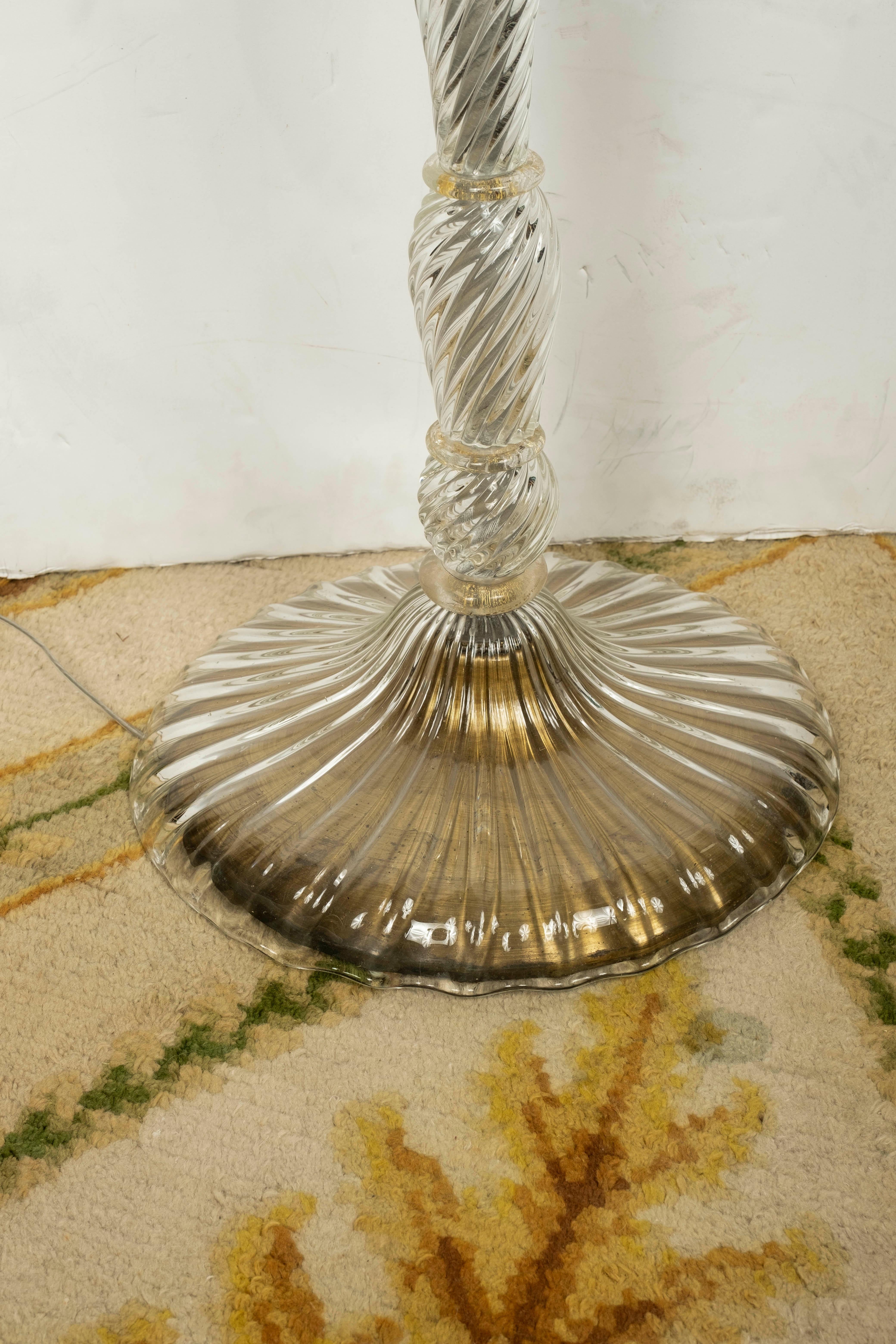 Verre brun Lampadaire en verre de Murano transparent infusé d'or en vente