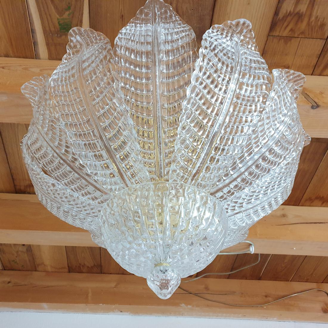 Textured stylized leaves Mid-Century Modern murano glass flush-mount chandelier, Barovier & Toso style, Italy late 1970s.
The Murano glass leaves are translucent, with a grid pattern and a beautiful thickness.
The Vintage Italian chandelier has a