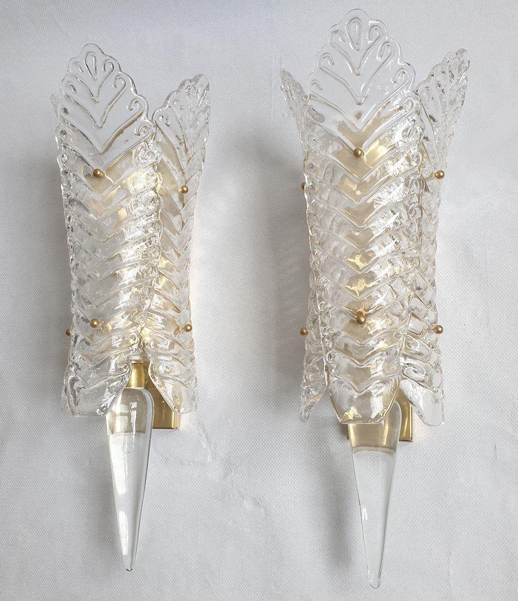 Pareja de apliques de cristal de Murano modernos de mediados de siglo, estilo Barovier & Toso, Italia años 70.
Los apliques vintage de Murano son soplados a mano, de cristal transparente y translúcido, con marco de latón.
Cada candelabro tiene