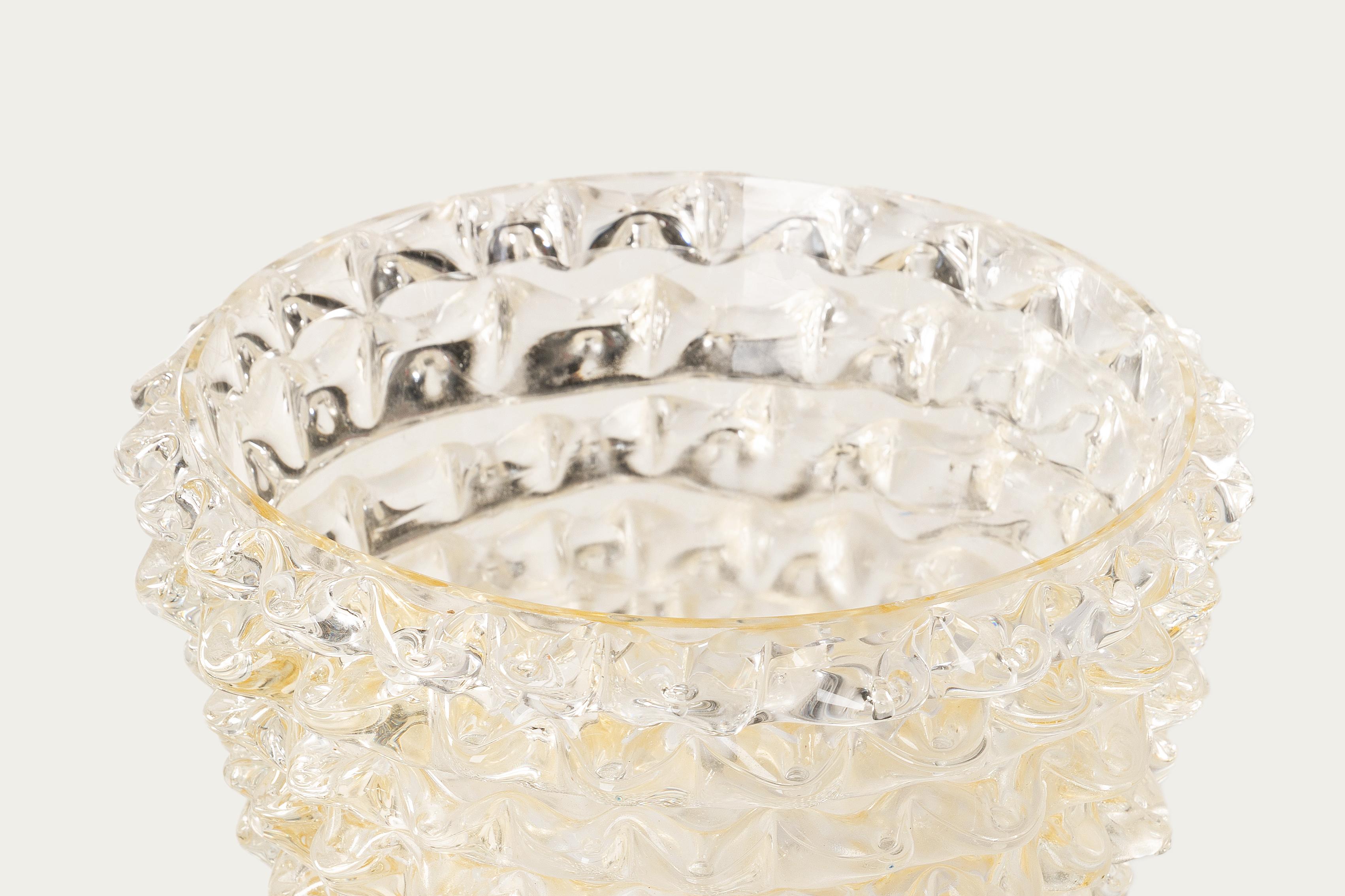 Bellissimo vaso trasparente di Murano decorato a mano in stile rostrato, con punte di vetro tirate singolarmente in rilievo.