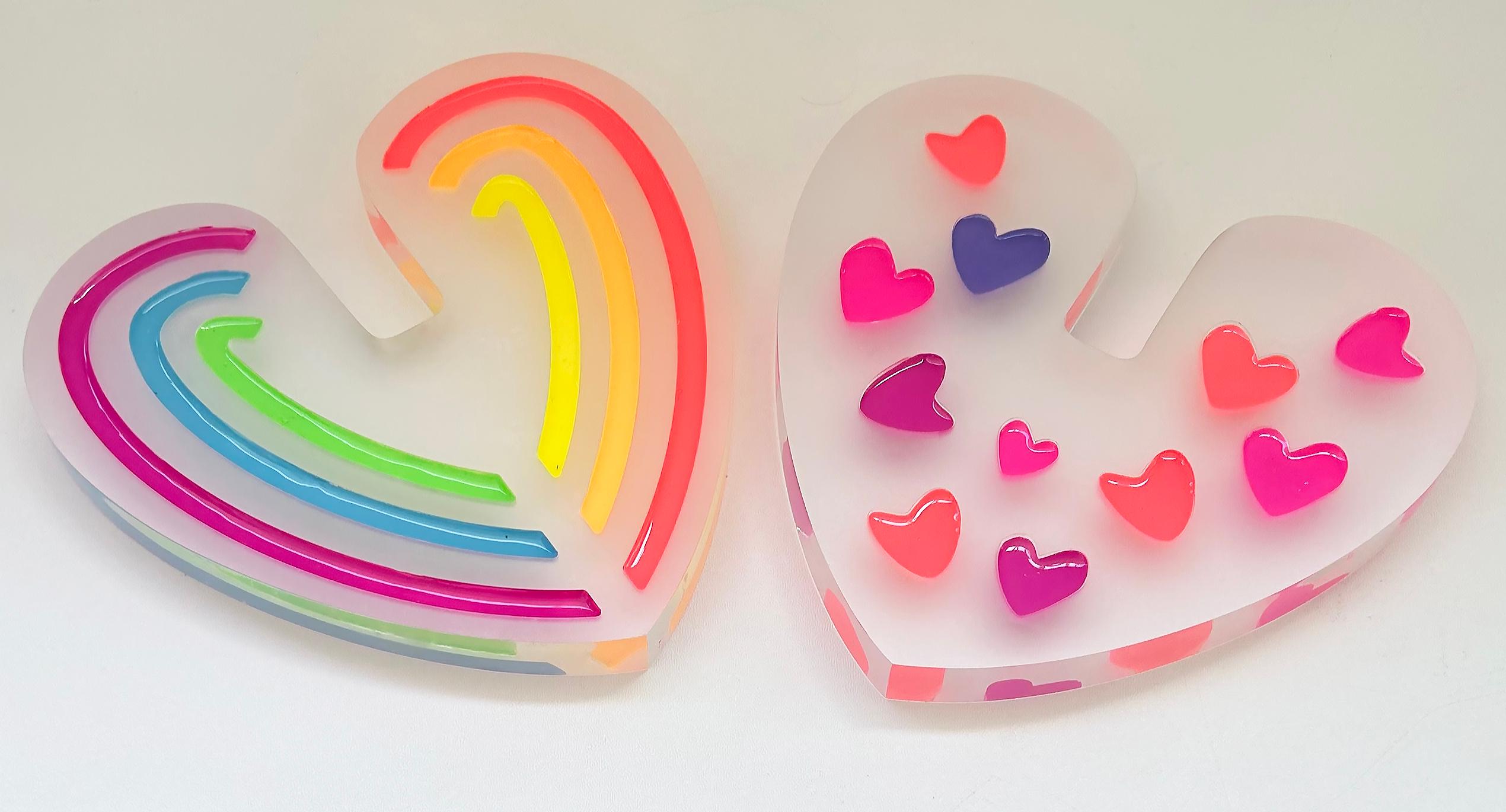 Cuori intrecciati in lucite dipinta trasparente  Scultura d'amore di Michael Gitter in vendita 3