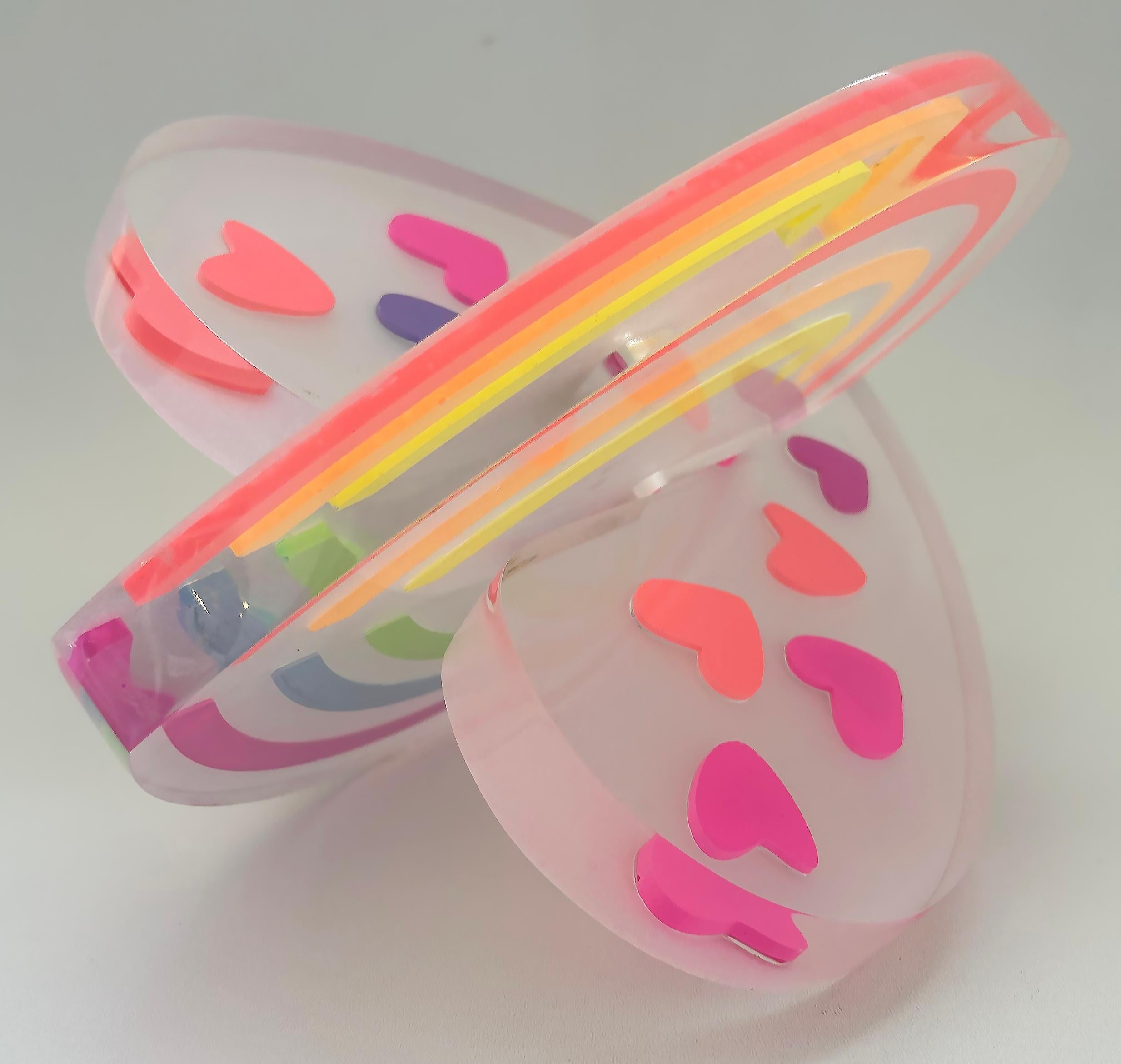 Moderno Cuori intrecciati in lucite dipinta trasparente  Scultura d'amore di Michael Gitter in vendita