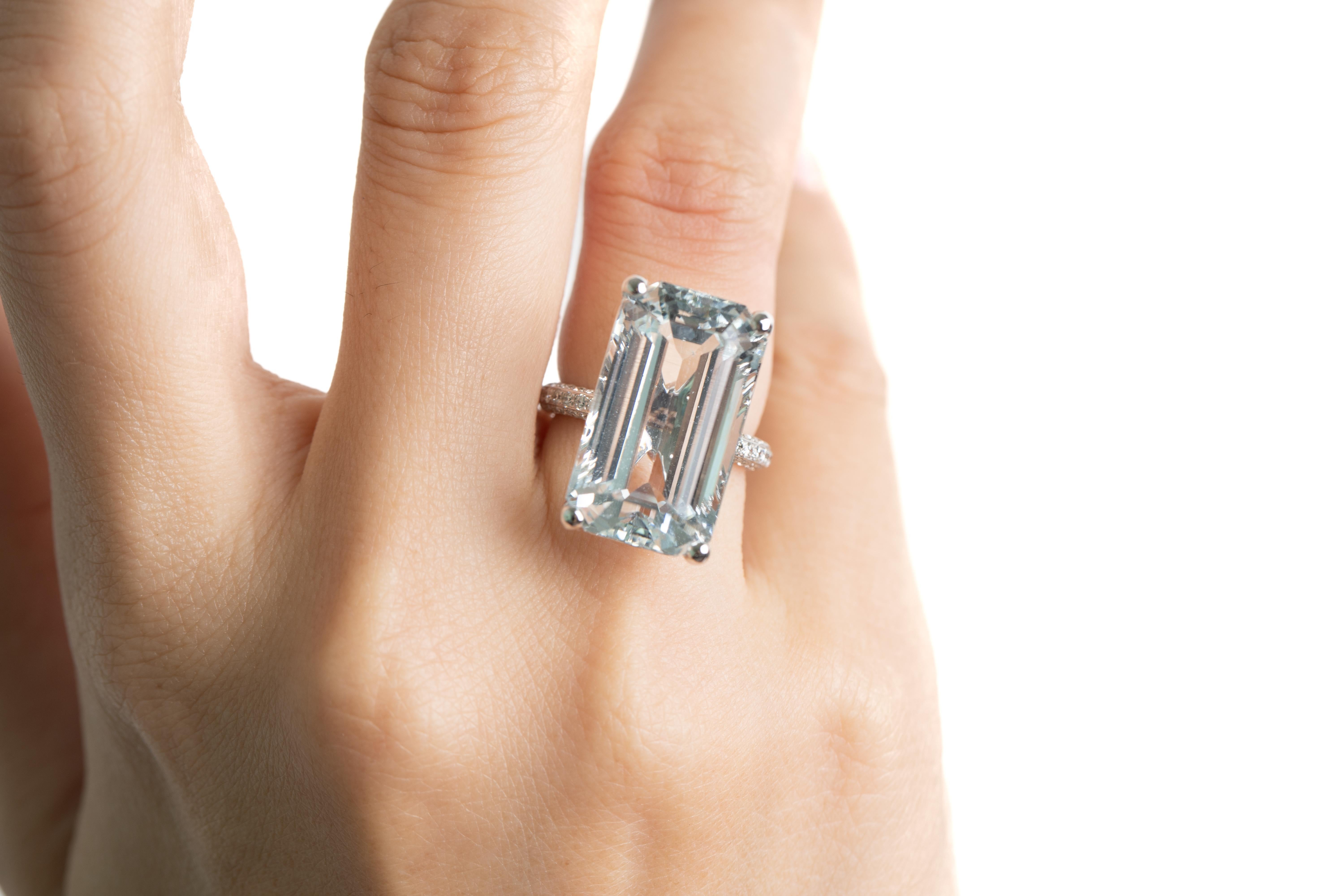 17,75 Karat klarer unbehandelter weißer Aquamarin mit großem Glanz aus Skardu, Pakistan. Der Stein ist nicht zertifiziert und kann gegen einen Aufpreis geliefert werden.
Der Ring hat eine korbförmige Fassung aus 18 Karat Weißgold und Brillantpavé an