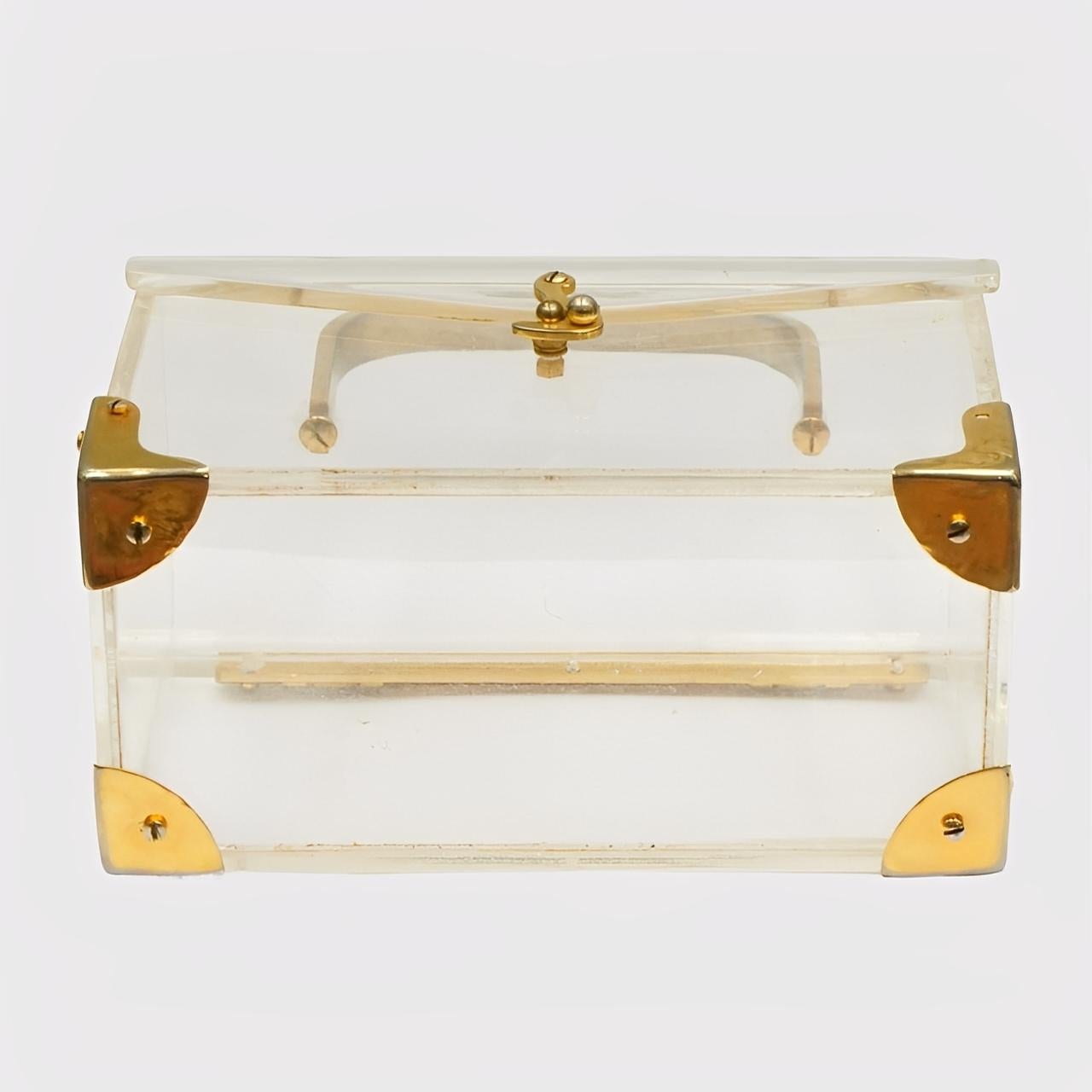 Bolso de plexiglás transparente con accesorios chapados en oro circa 1940s en venta 1