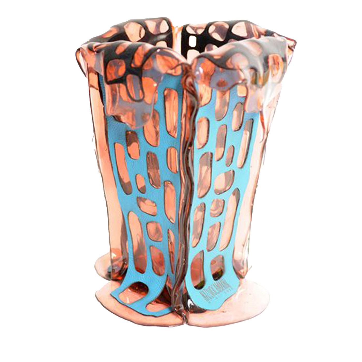 Vaso in resina morbida e pelle disegnato da Fernando e Humberto Campana nel 2010 per la collezione NativoCampana.