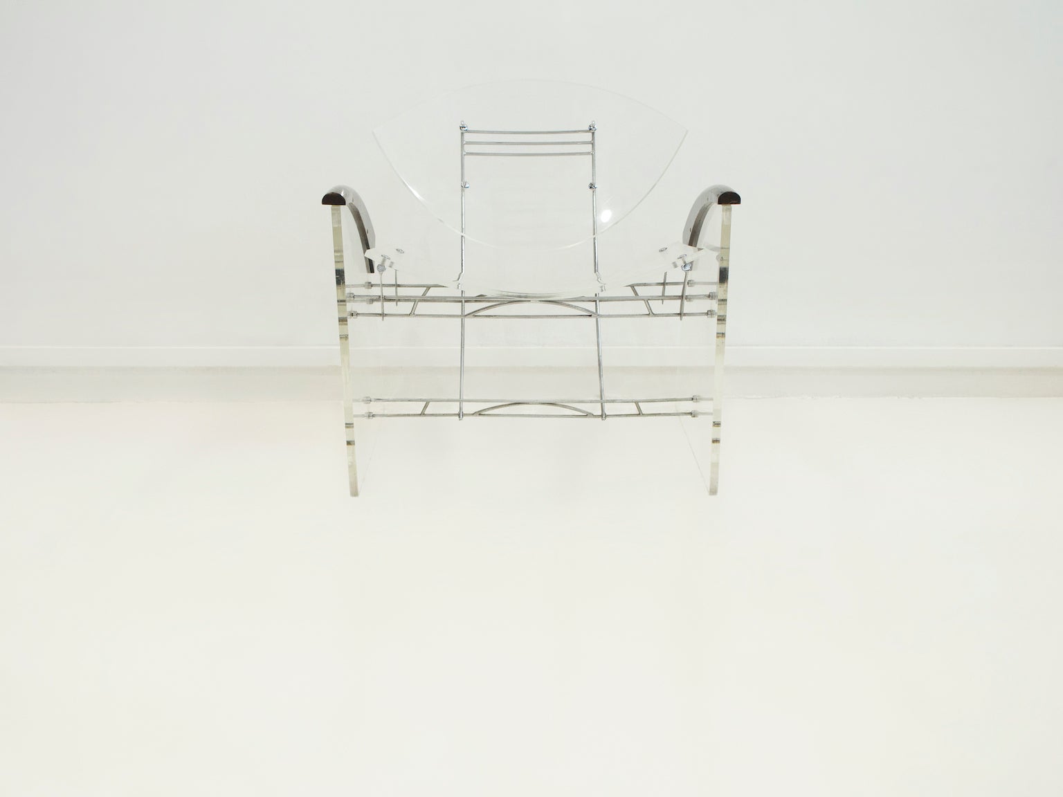 Armchair made of transparent plexiglass and metal frame. Armrests of lacquered wood. Some age-related wear and marks on armrests, plexiglass in good condition.