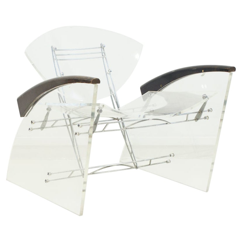 Stuhl aus klarem Plexiglas mit Metallrahmen und Holzarmlehnen