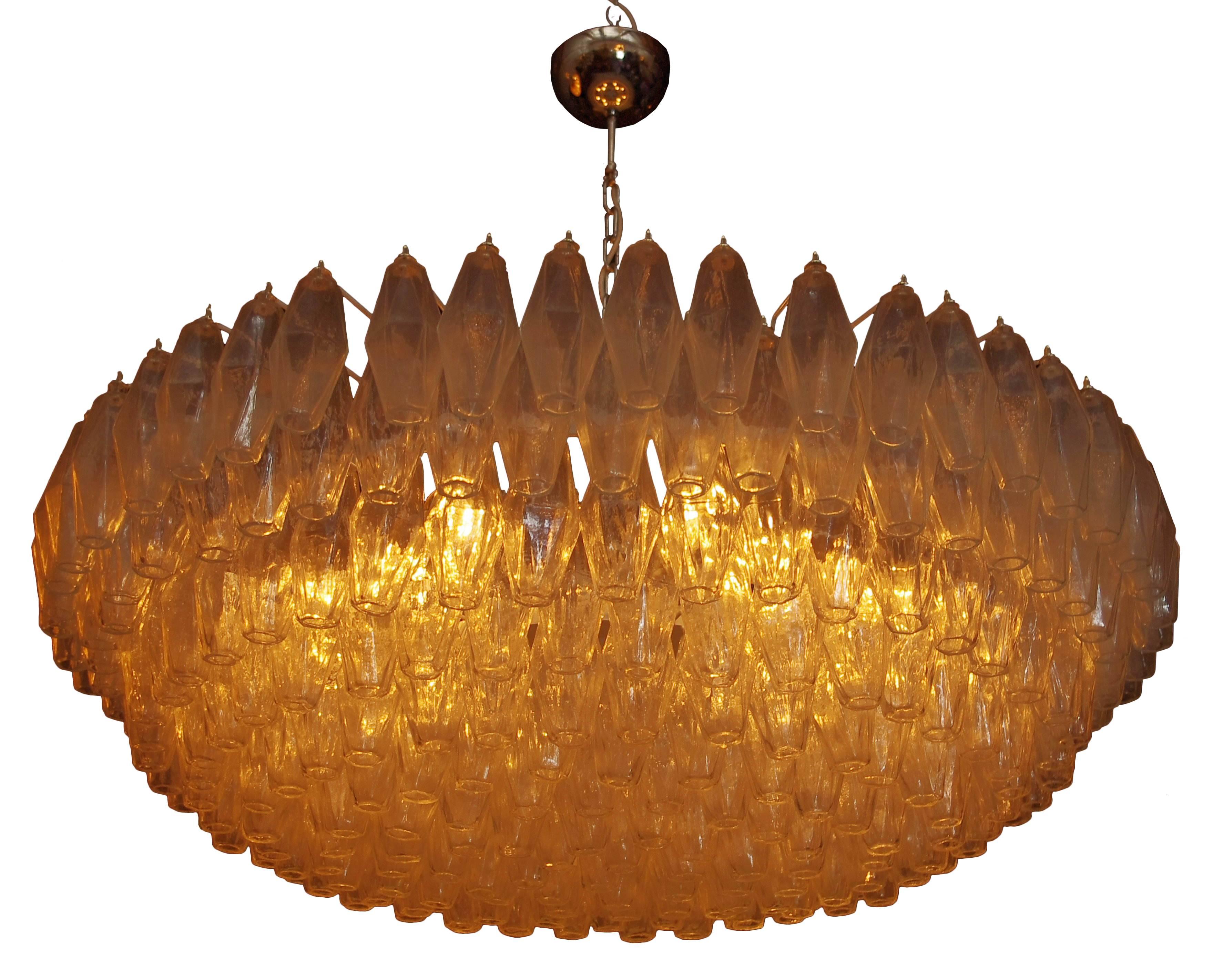Lámpara italiana moderna de cristal de Murano transparente en forma de poliedro / poliédrica sobre estructura de metal esmaltado blanco / Made in Italy
12 luces / tipo E26 o E27 / máx. 40 W cada una.
Diámetro: 45 pulgadas / Altura: 14 pulgadas.
¡¡¡1